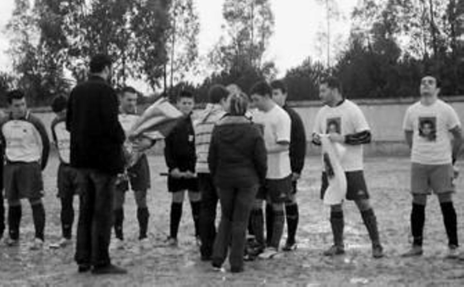 Arriba, un momento del homenaje a Dieguito; abajo, celebrando un gol.