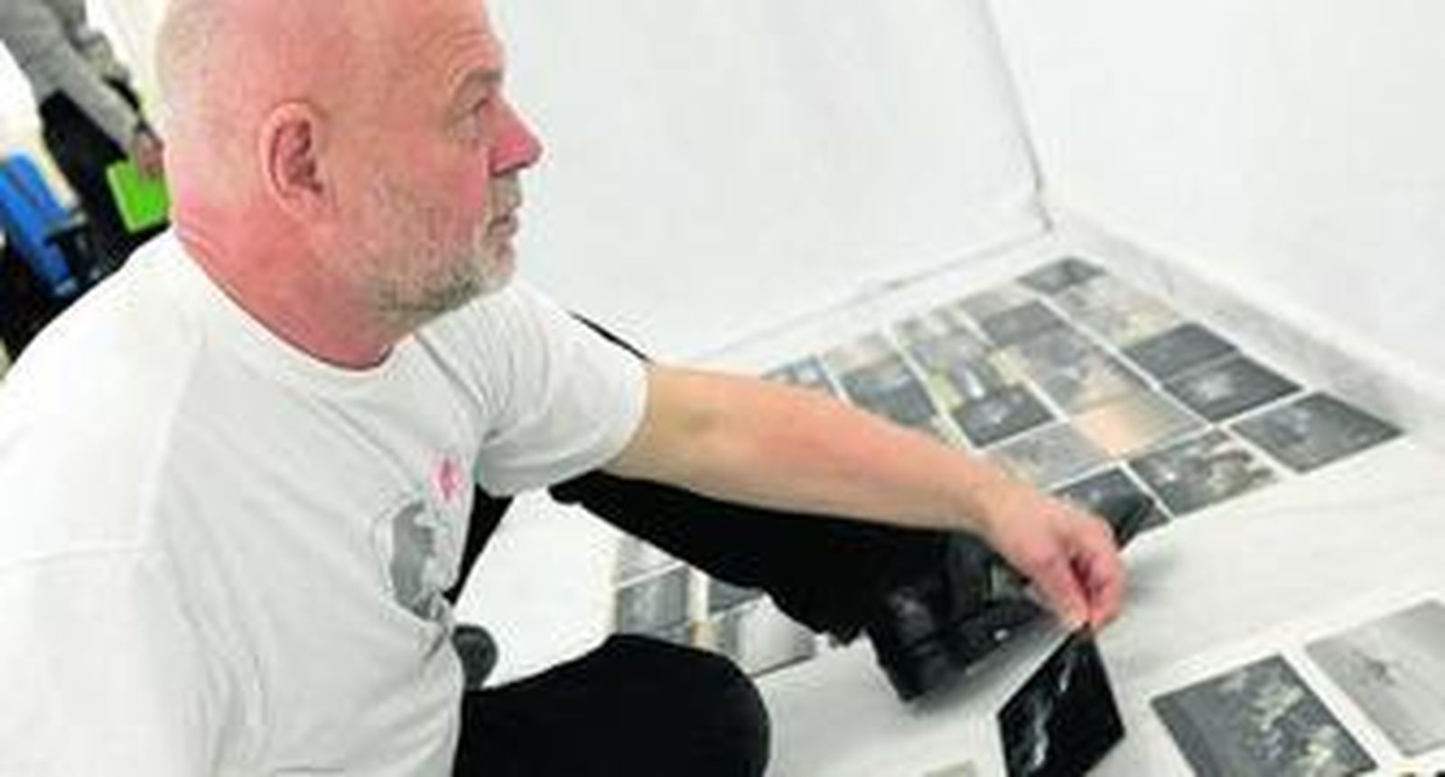 El artista Christer Lundqvist, durante el proceso de montaje, ayer en la sala de Isabel la Católica, 12.