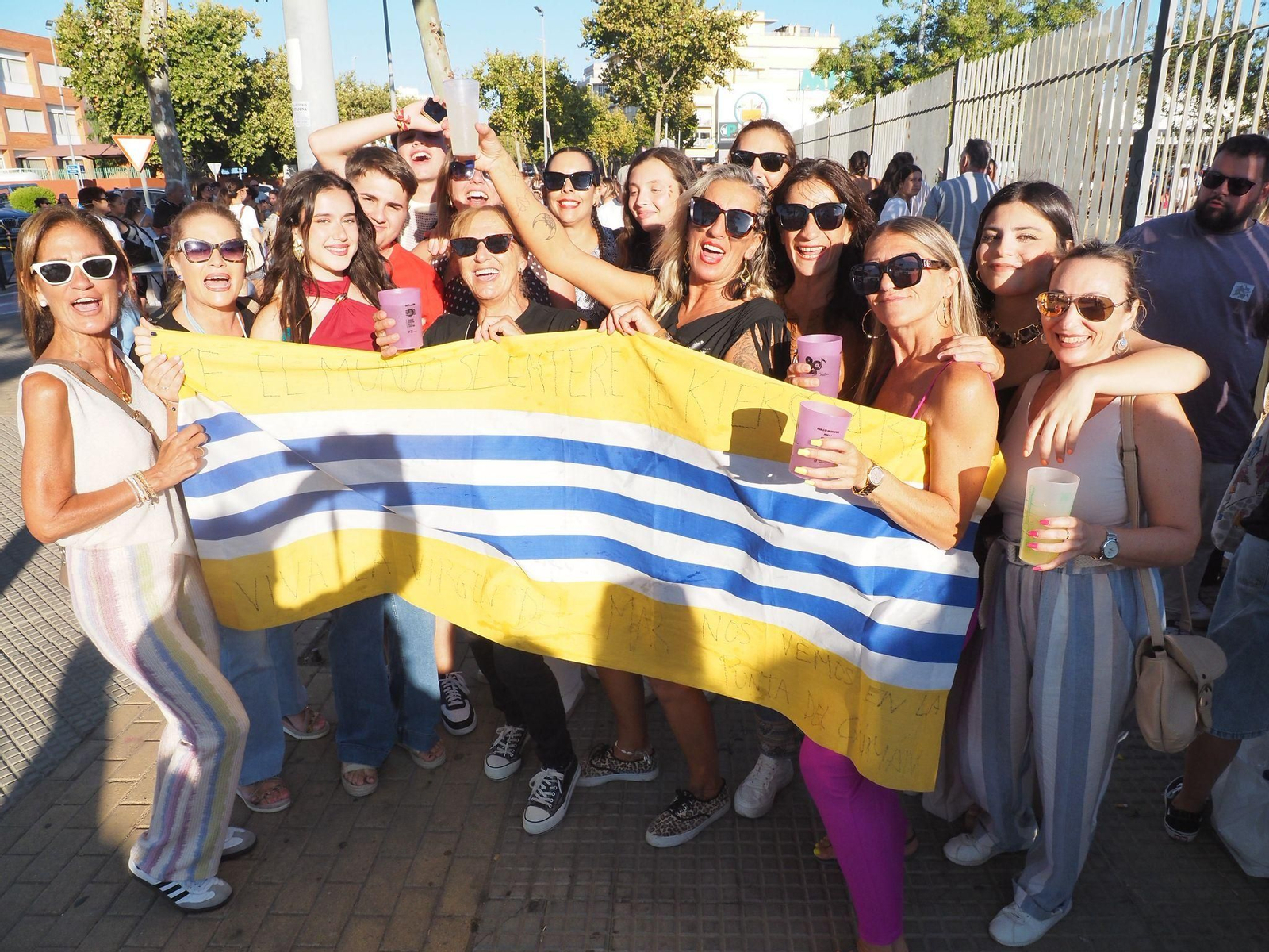 Ambiente previo al concierto de Manuel Carrasco en Isla Cristina