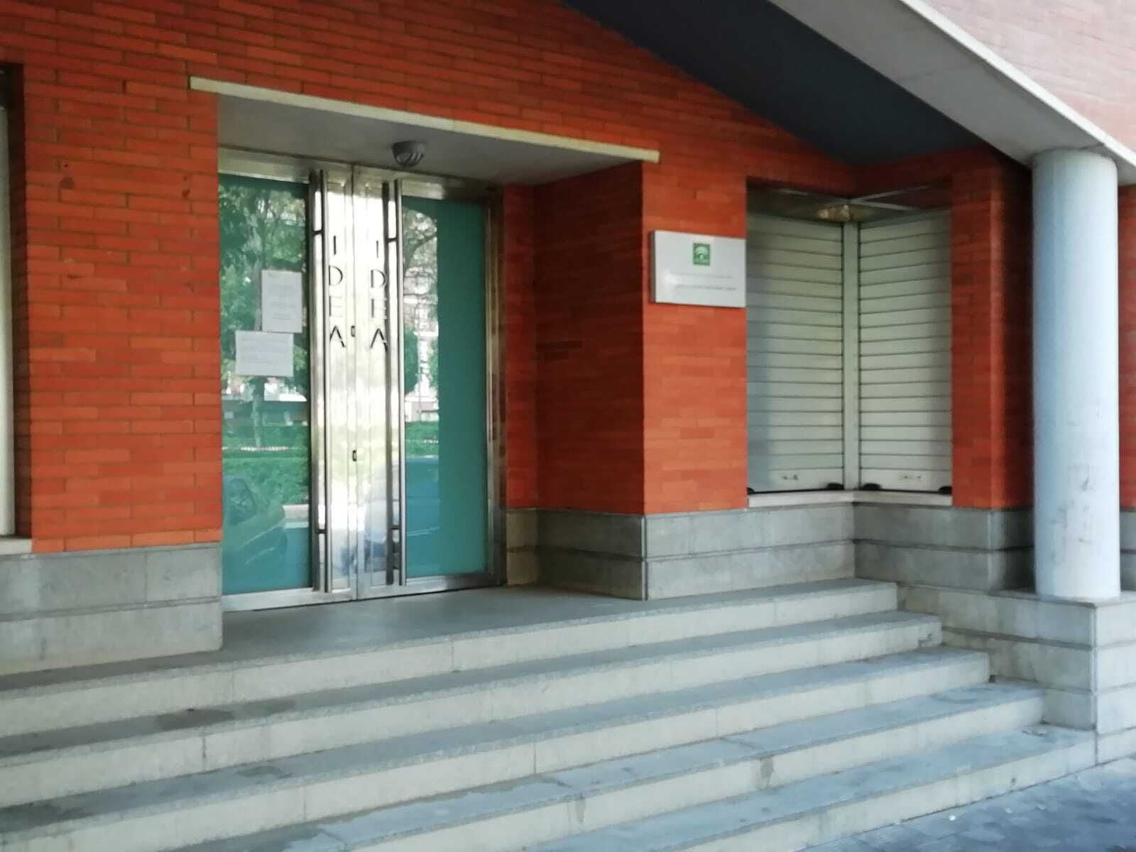 Puerta principal de acceso de la agencia Idea en Huelva