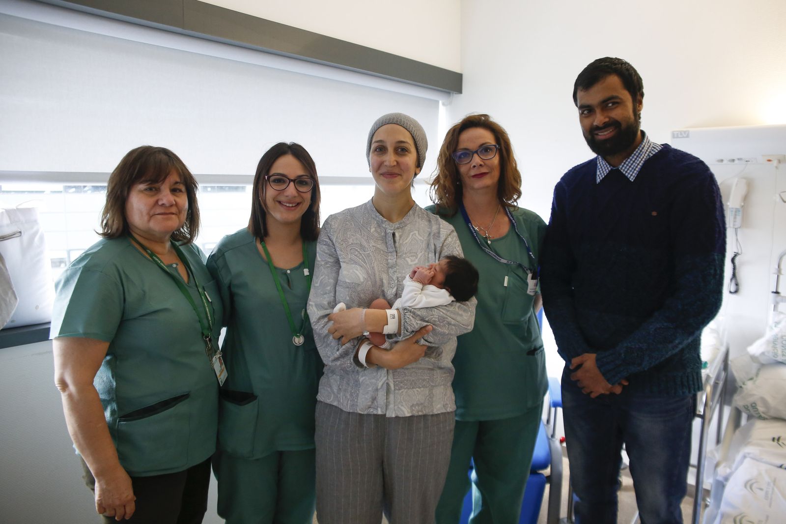 Los padres, junto al equipo médico que les asistió durante el parto.