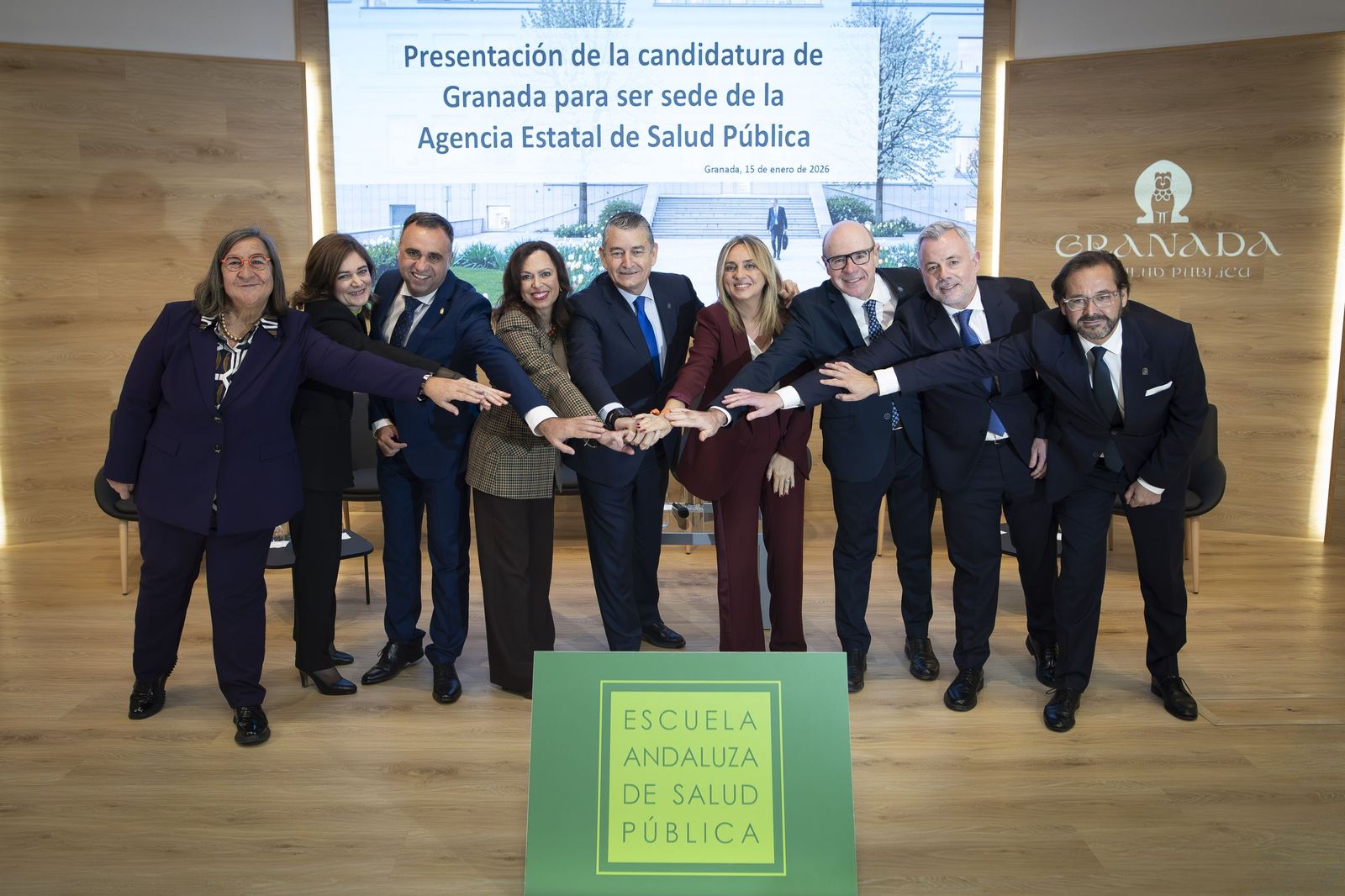 María José Sánchez, primera a la izquierda, junto a Blanca Botello, Francis Rodríguez, Rocío Díaz, Antonio Sanz, Marifrán Carazo, Pedro Mercado, Nicolás Navarro y Antonio Granados