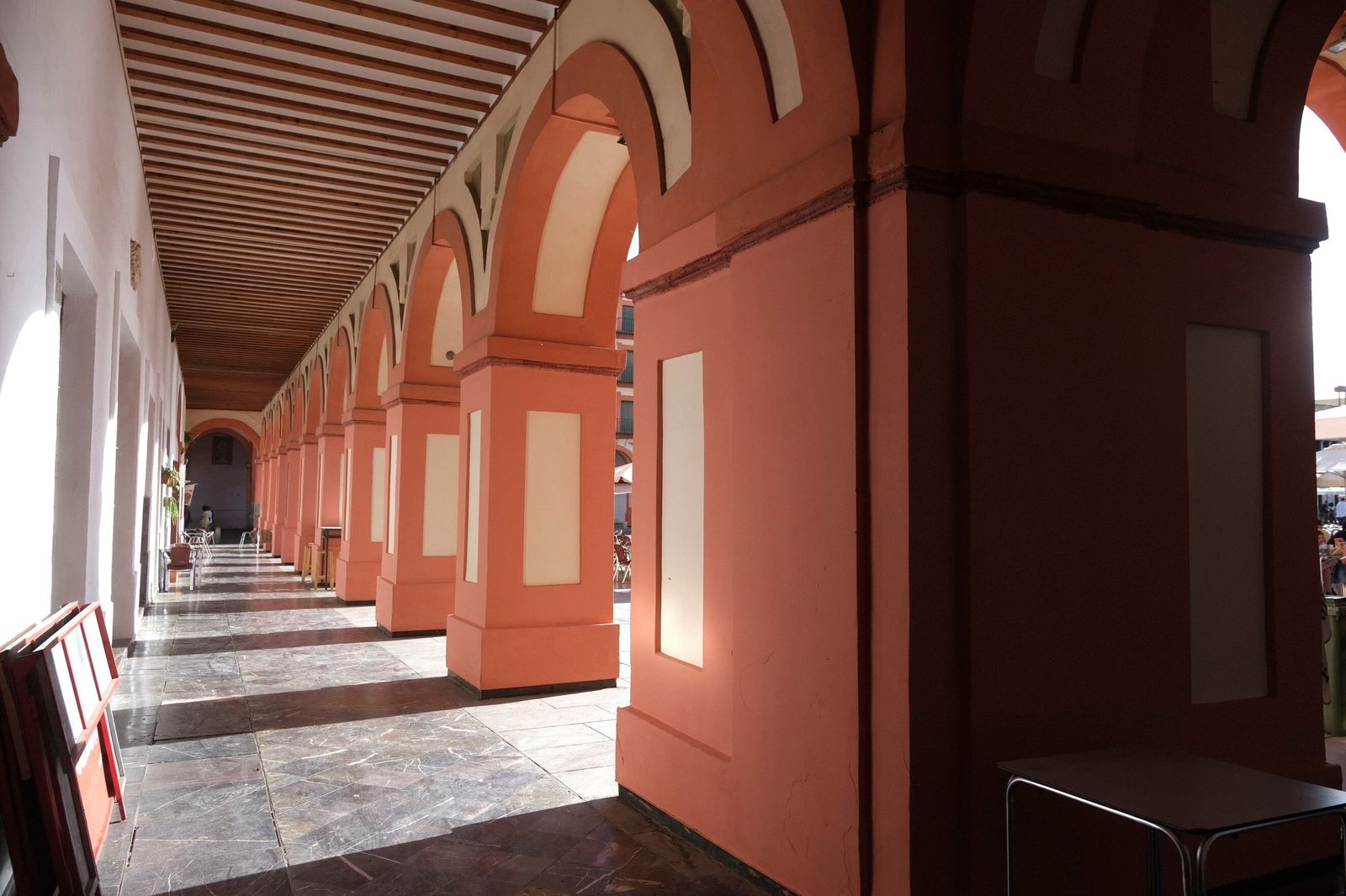 La plaza de la Corredera de Córdoba vuelve a lucir libre de pintadas, en imágenes