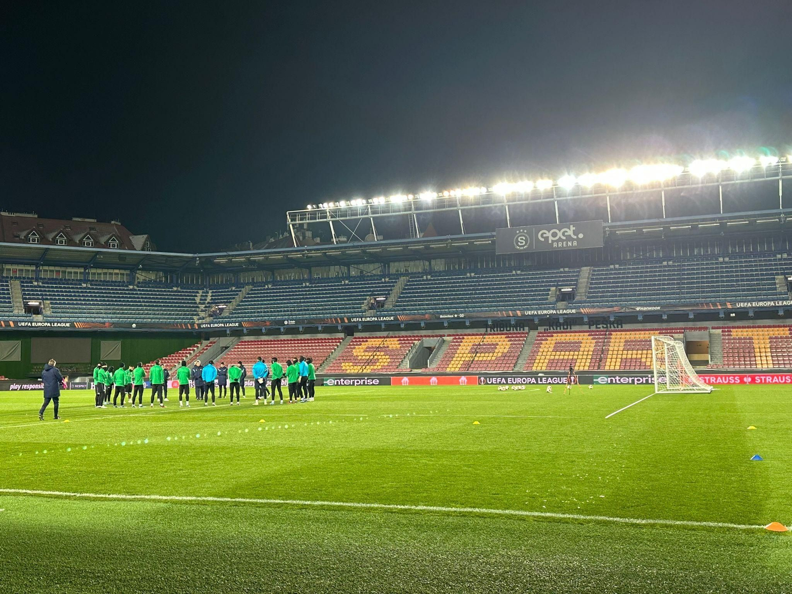Los jugadores del Betis escuchan las instrucciones de Manuel Pellegrini en el escenario del partido contra el Sparta de Praga.