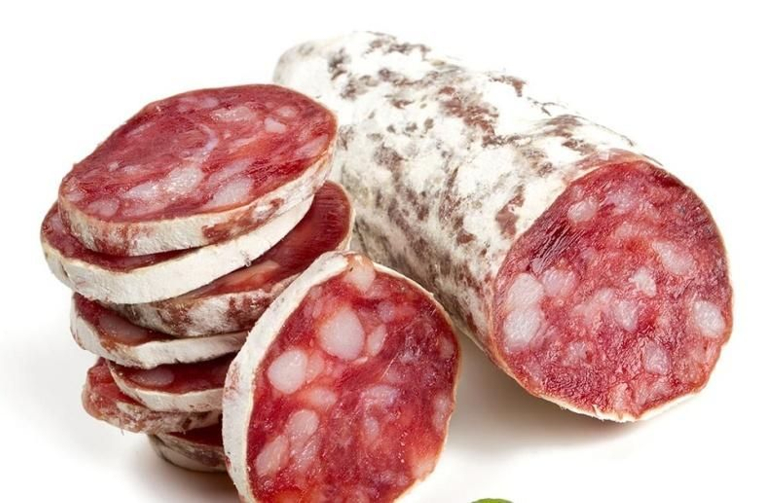 Un fuet con varias rodajas cortadas.