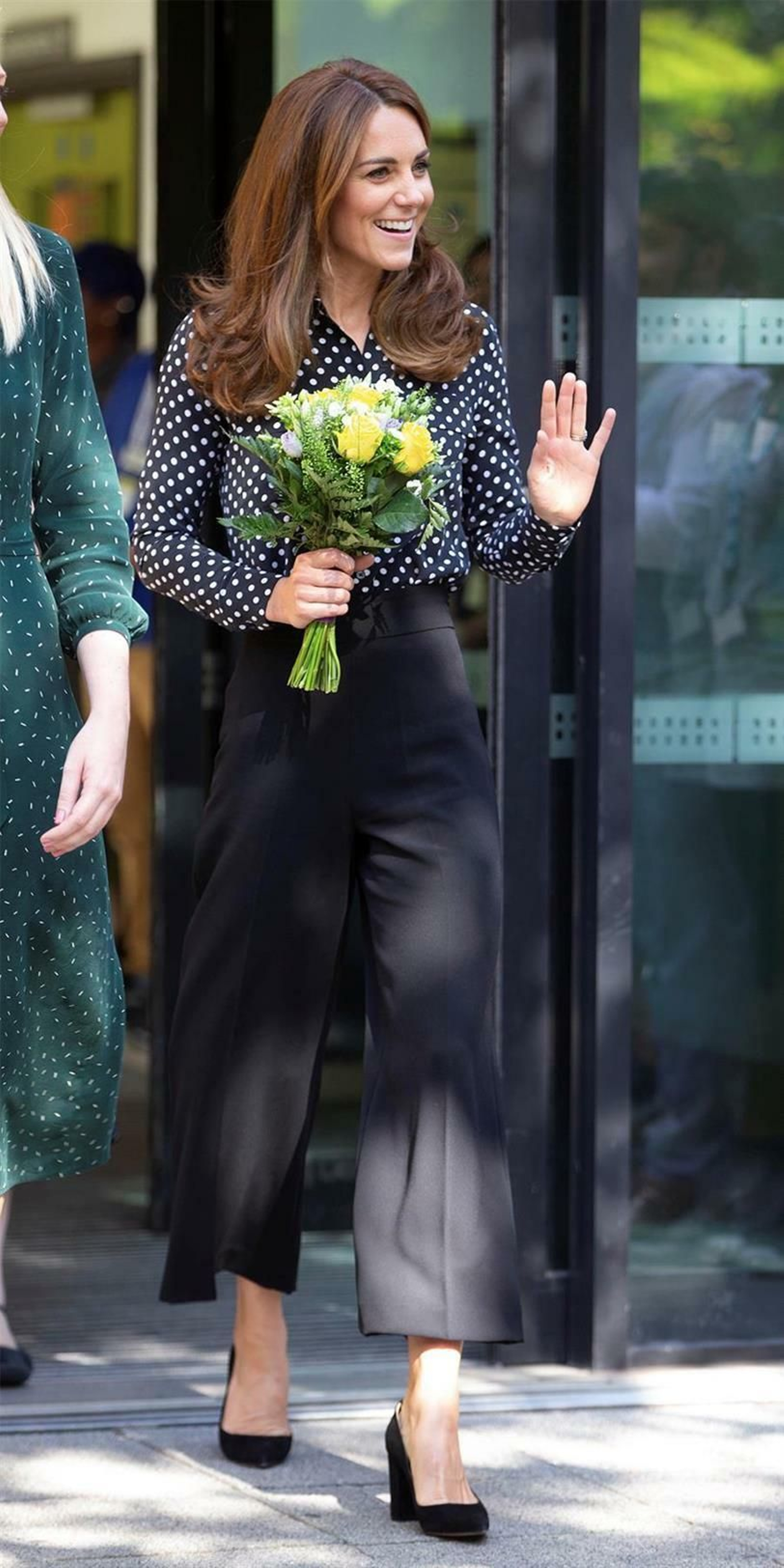 La duquesa de Cambridge, con pantalones 'palazzo' negros de Zara y blusa de lunares.