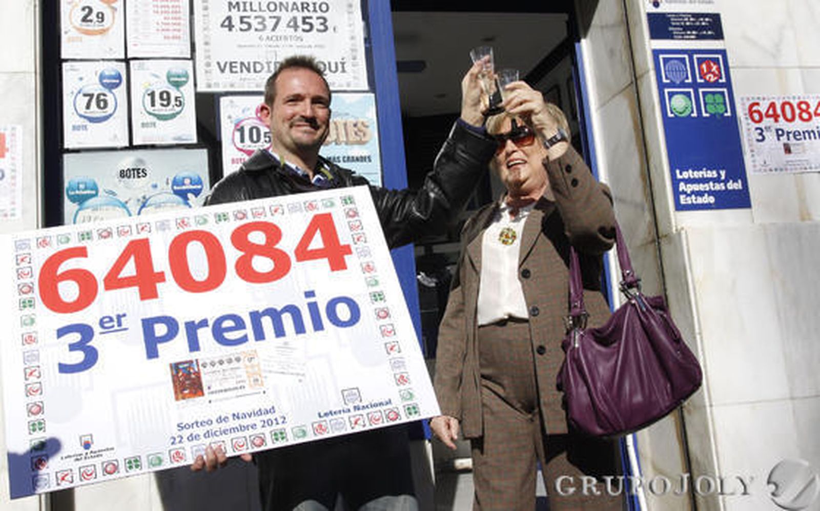 Celebración en la administración de loterías de Plaza Olletas, donde se ha vendido el 64.084, que ha repartido en Málaga 25 millones en el sorteo de Navidad.  Foto: Javier Albiñana