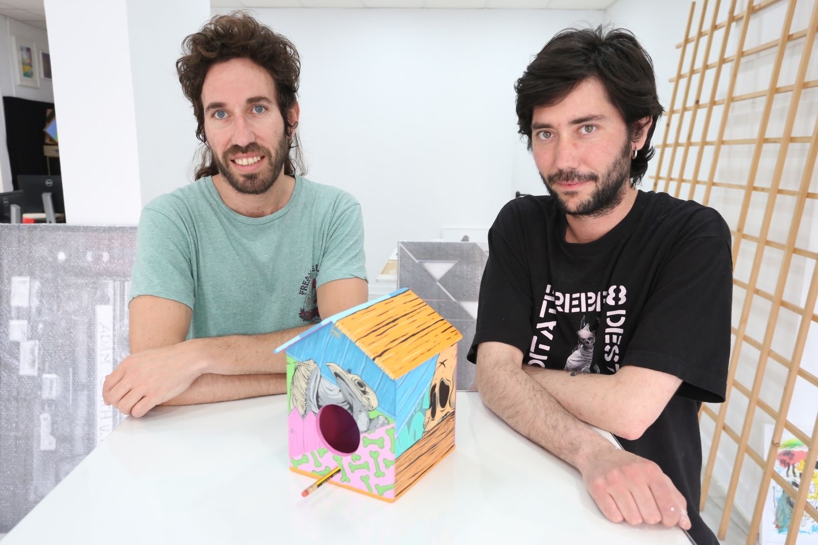 David Gallego (izquierda) y Juan Cruz, junto a un diseño de Dhani Barragán.