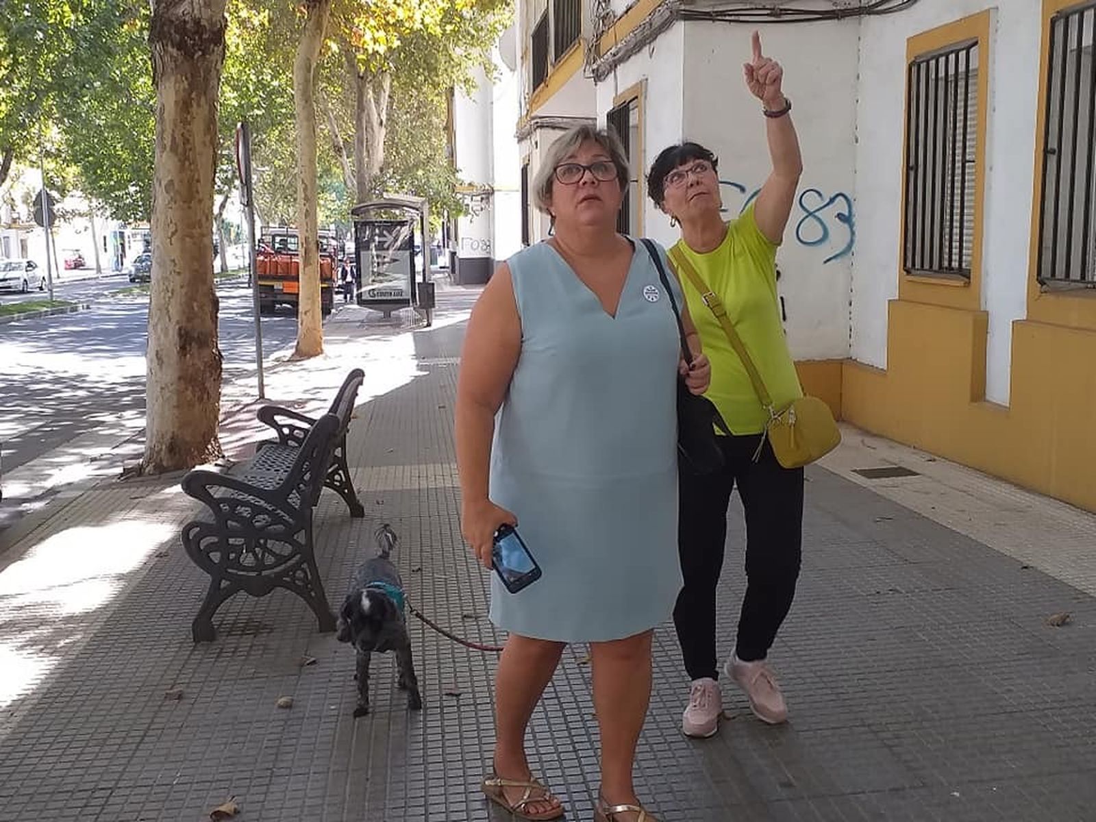 La portavoz de Adelante Huelva, Mónica Rossi, en la avenida Pio XII.