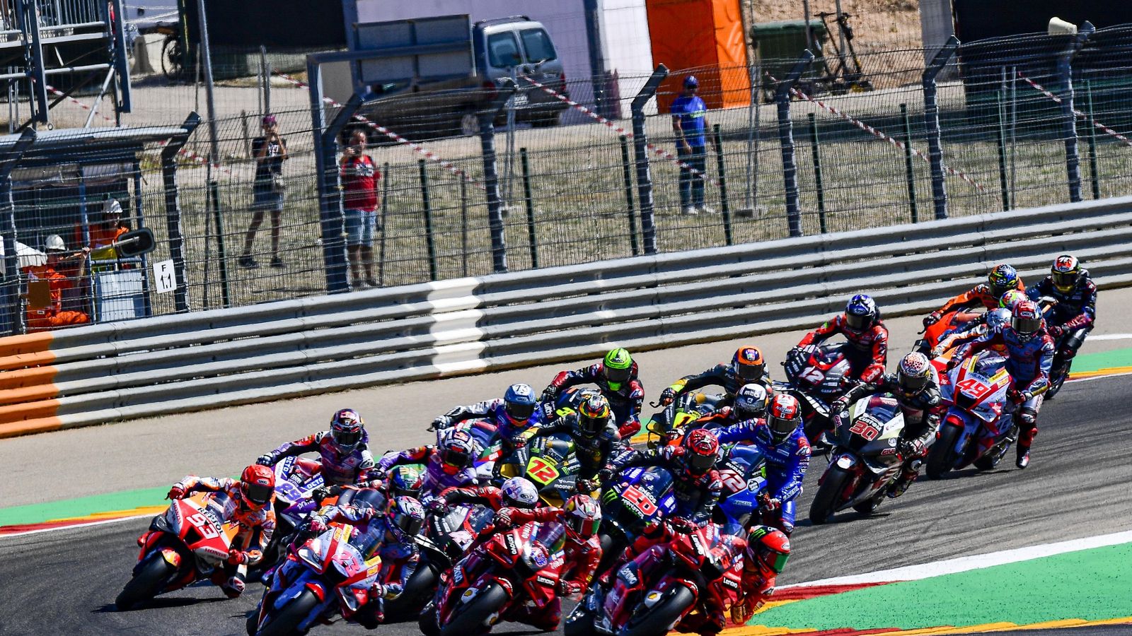 Marc Márquez pasó del 13 al 6º puesto en una gran salida que se fue al traste en la curva 3.