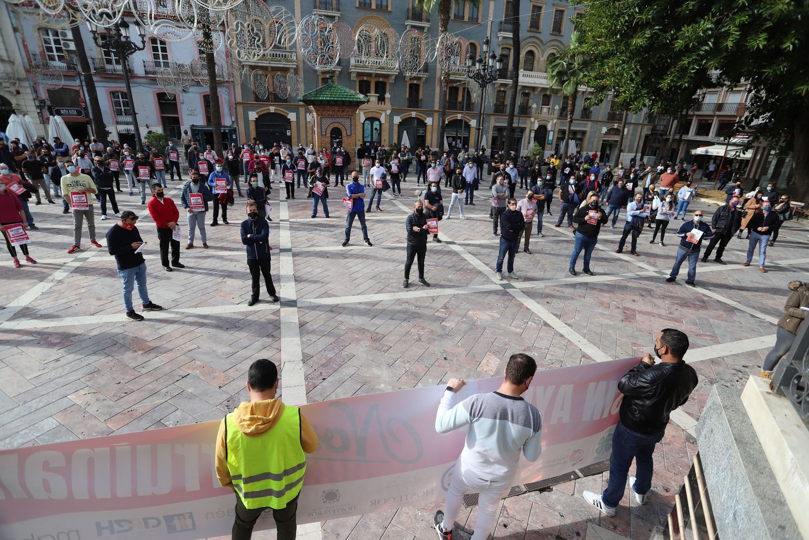 Imágenes de la concentración de los hosteleros de Huelva para reclamar ayudas.