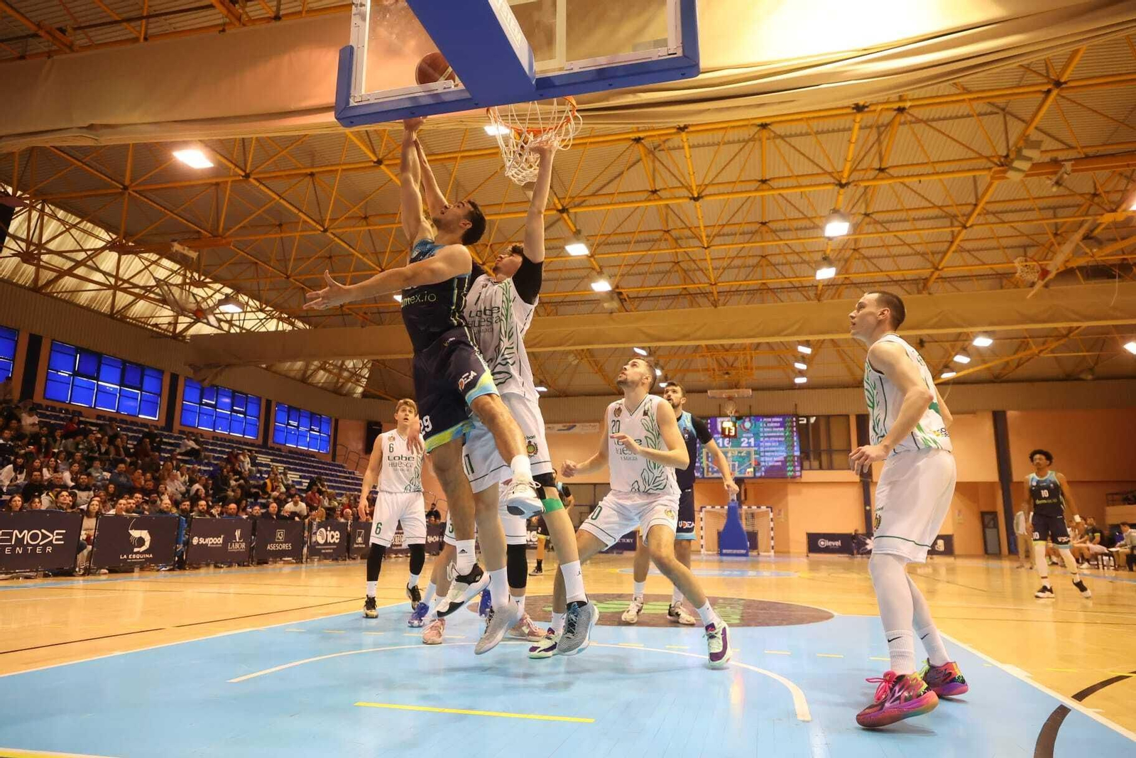 Un ataque de Udea ante Huesca. Un ataque de Udea ante Huesca.