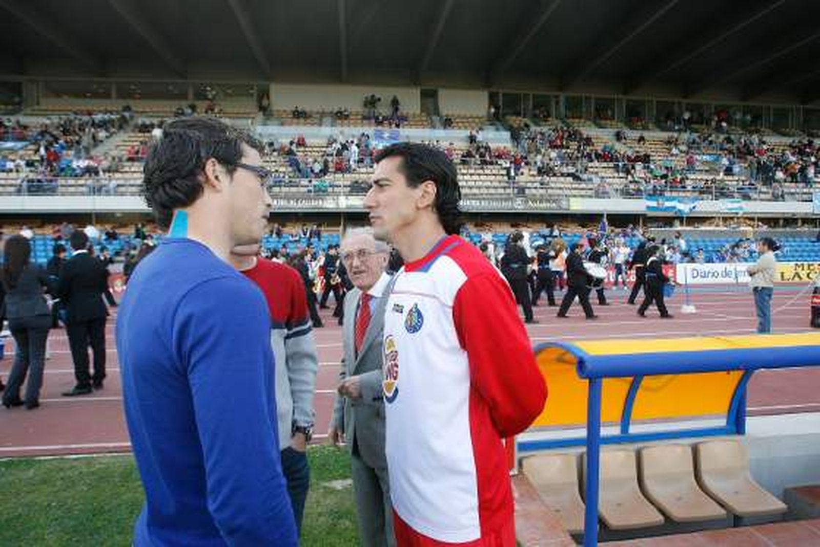 Francis y Pedro Ríos, en compañía de Rafael Verdú, dialogan a pie de campo minutos antes del encuentro 

Foto: Pascual