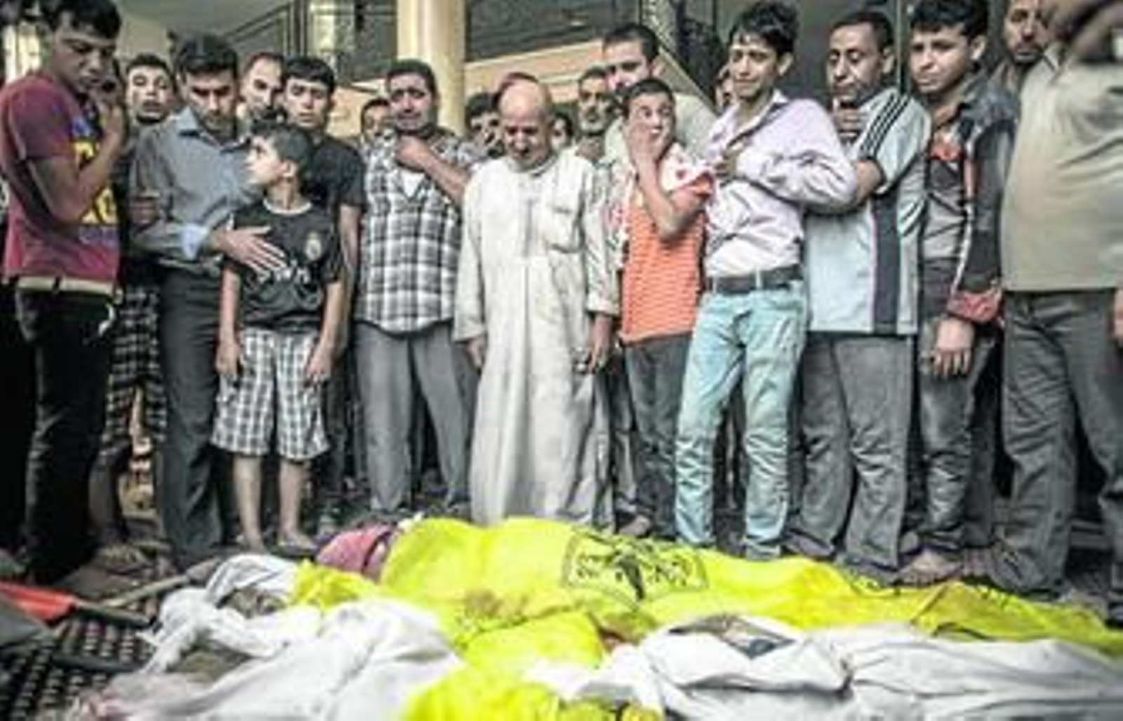 Parientes de la familia Abu Jarad lloran durante el funeral de ocho de sus familiares fallecidos en Gaza.