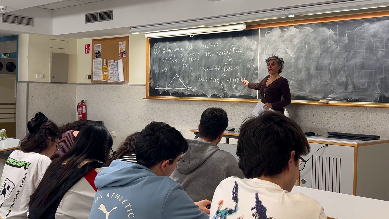 Carmen Baena impartiendo clase en la Universidad de Sevilla, donde comparte su experiencia en innovación y liderazgo con futuras generaciones