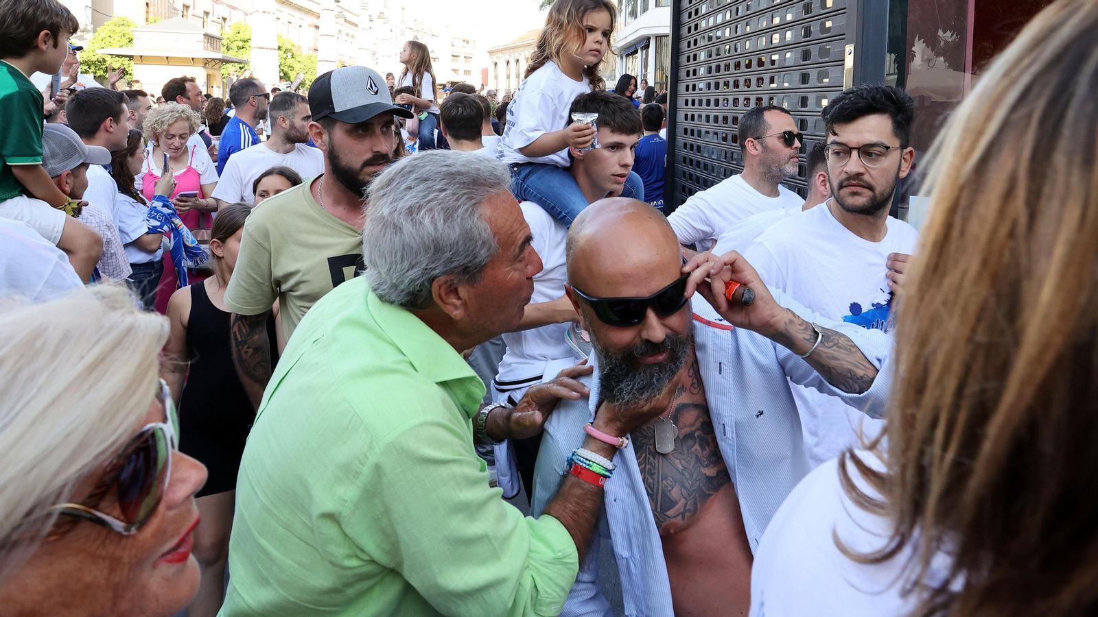 Baño de masas del Xerez CD en Jerez por su ascenso