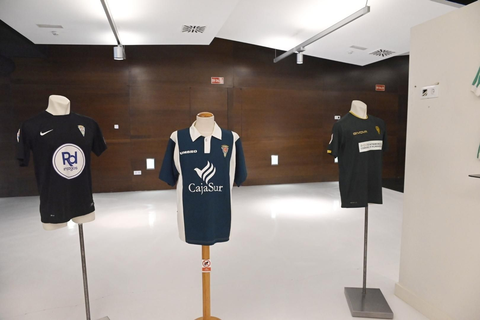 La exposición de camisetas históricas del Córdoba CF, en imágenes