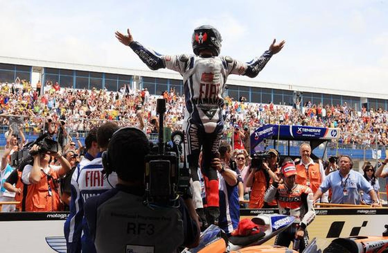 Jorge Lorenzo se impone a Pedrosa en una memorable última vuelta y se hace con su primera victoria en Jerez en la categoría de MotoGP. 

Foto: Juan Carlos Toro y Manuel Aranda