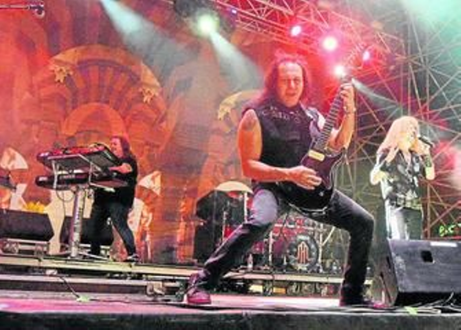 Ventura, el guitarrista de Medina Azahara, en actitud rockera con Manuel Martínez al fondo.