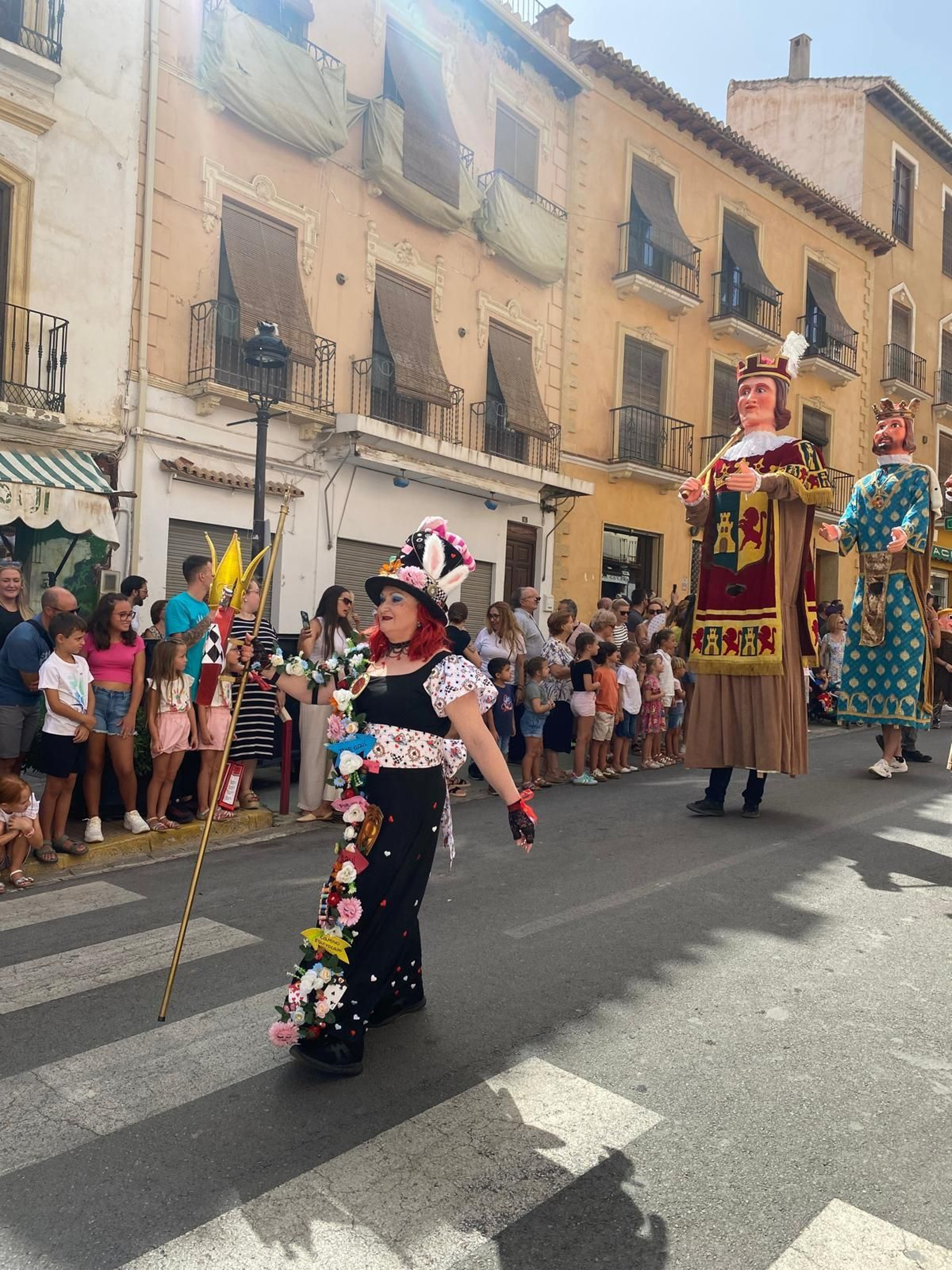 Así ha sido la Pública de Fiestas de este pueblo de Granada: Gigantes y Cabezudos recorren sus calles