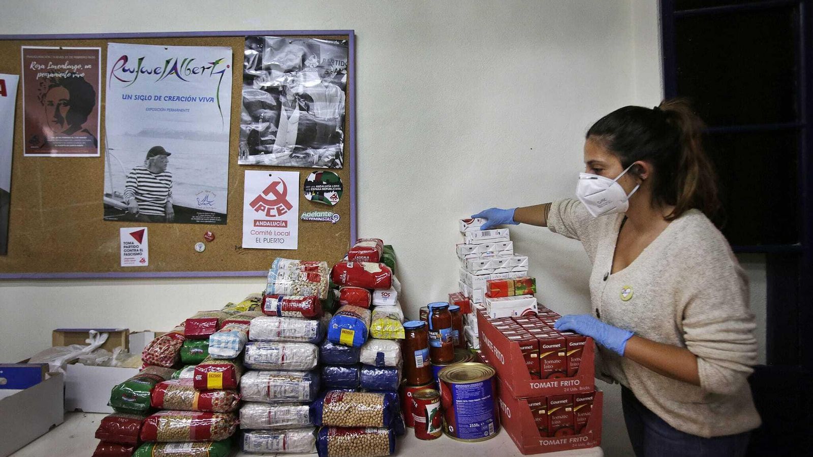 Una voluntaria organiza los productos procedentes de las donaciones de empresas y particulares.