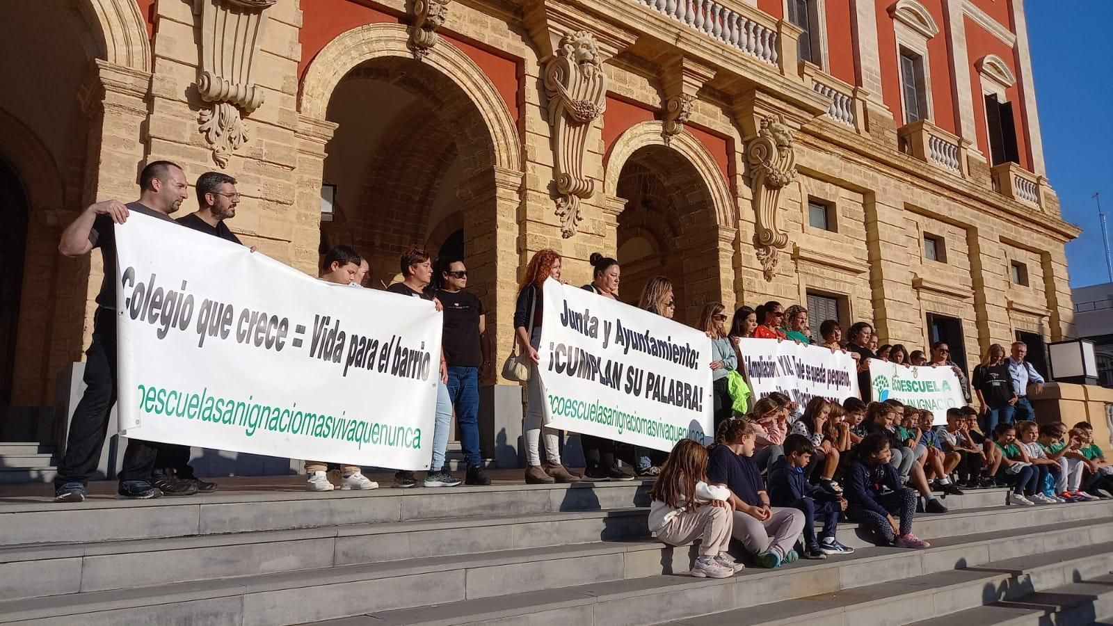 Protesta del colegio San Ignacio a las puertas del Ayuntamiento de San Fernando