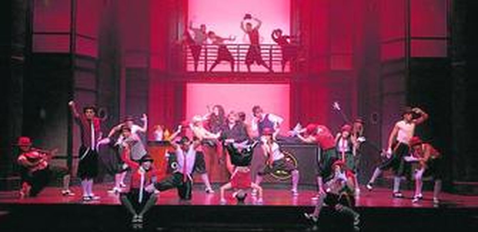 Un momento del espectáculo '40 El Musical', en cartel en el Teatro Rialto de Madrid desde el pasado octubre.