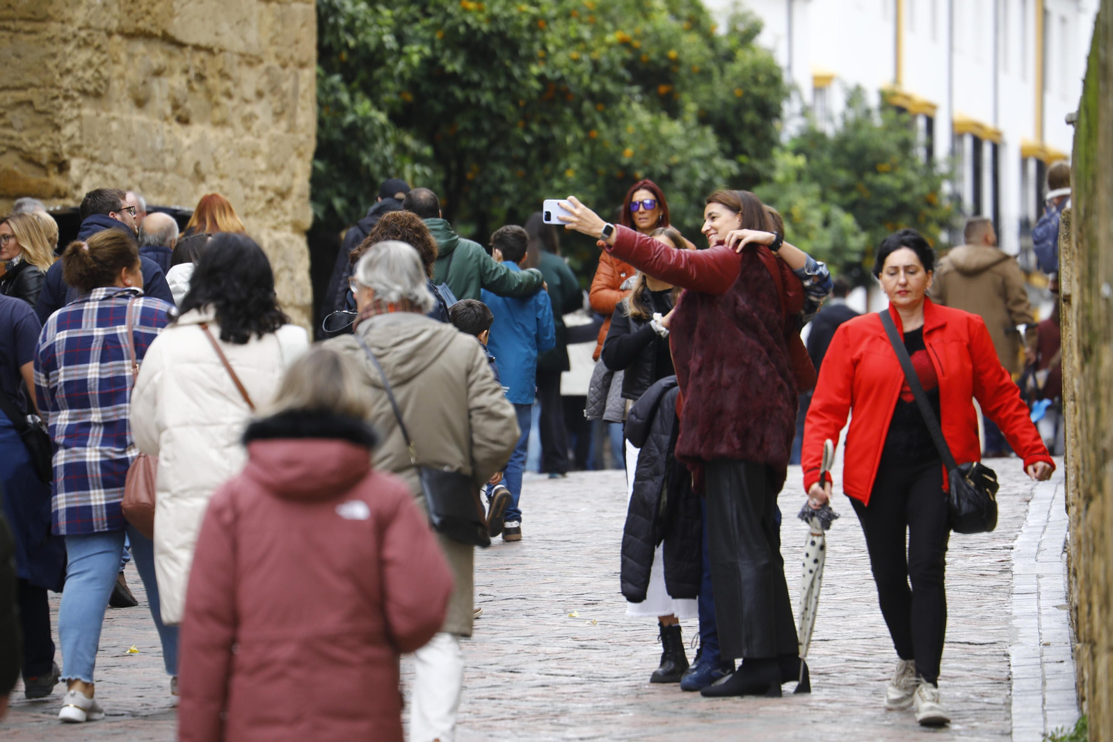 Los turistas abarrotan Córdoba por el Día de la Constitución, en imágenes