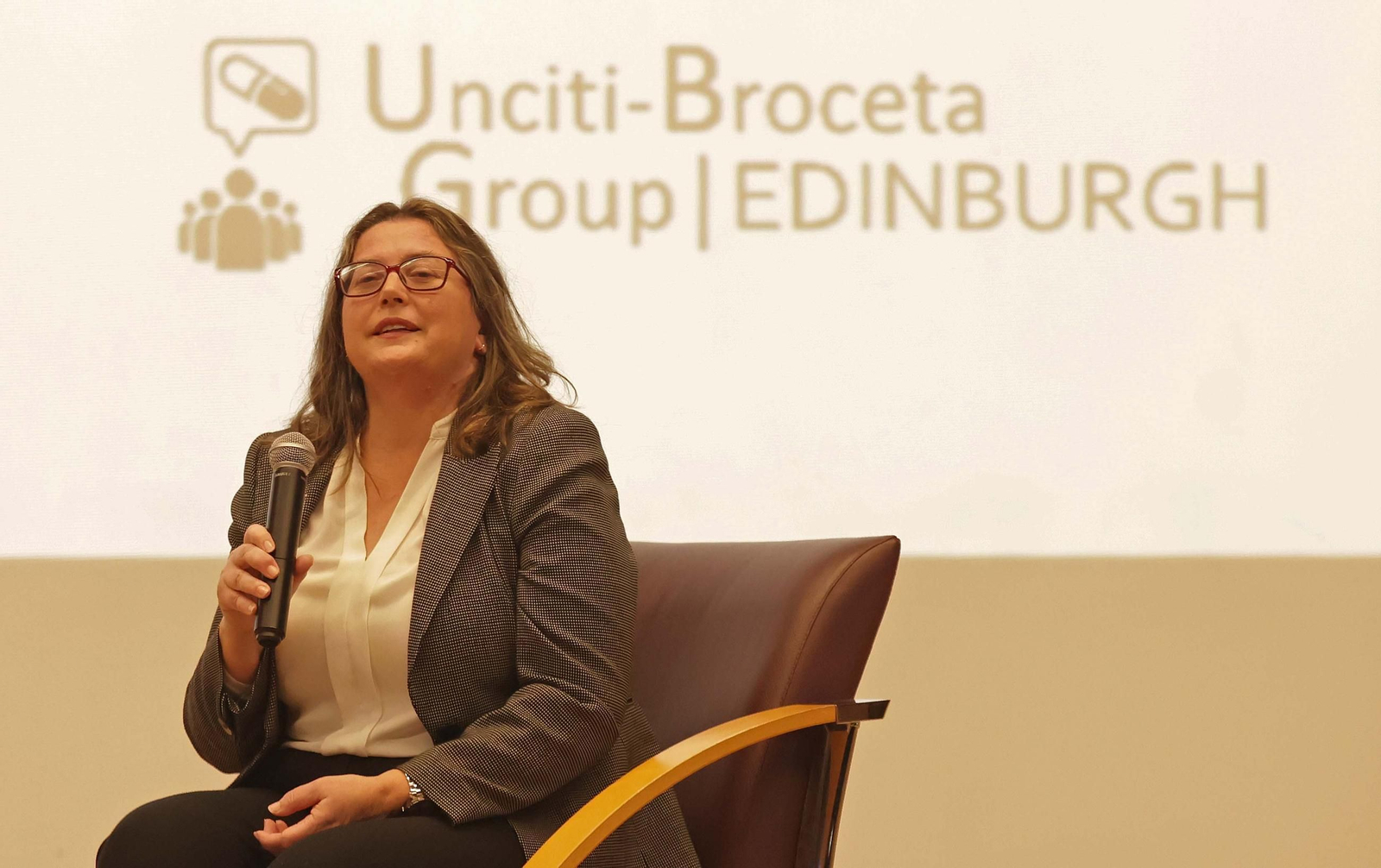 La clase magistral de Asier Unciti-Broceta en el Aula Universitaria de Mayores de la UCA, en imágenes