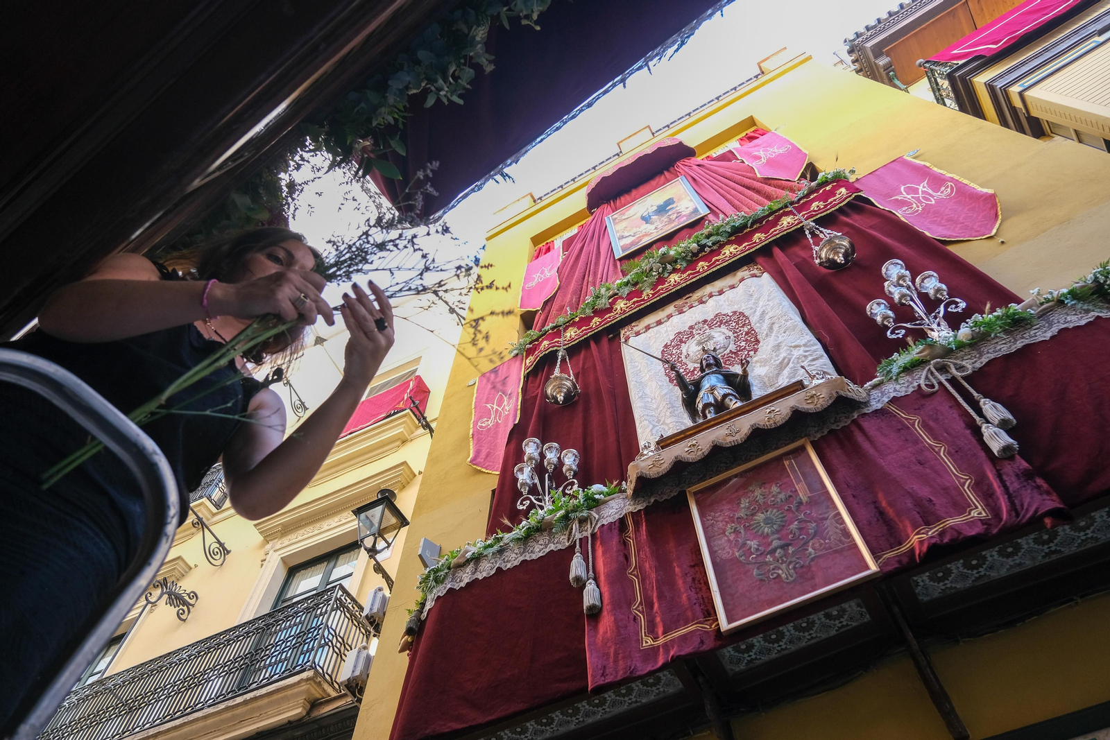 Preparativos, altares, escaparates, balcones para el Corpus