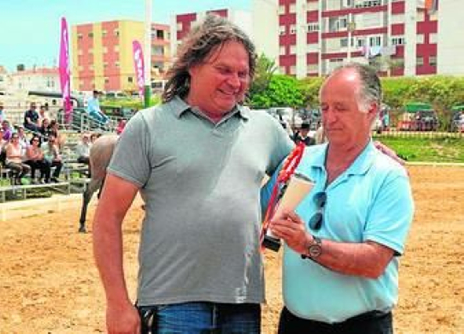 El alcalde, Juan Andrés Gil, entrega el premio a la mejor ganadería bovina.