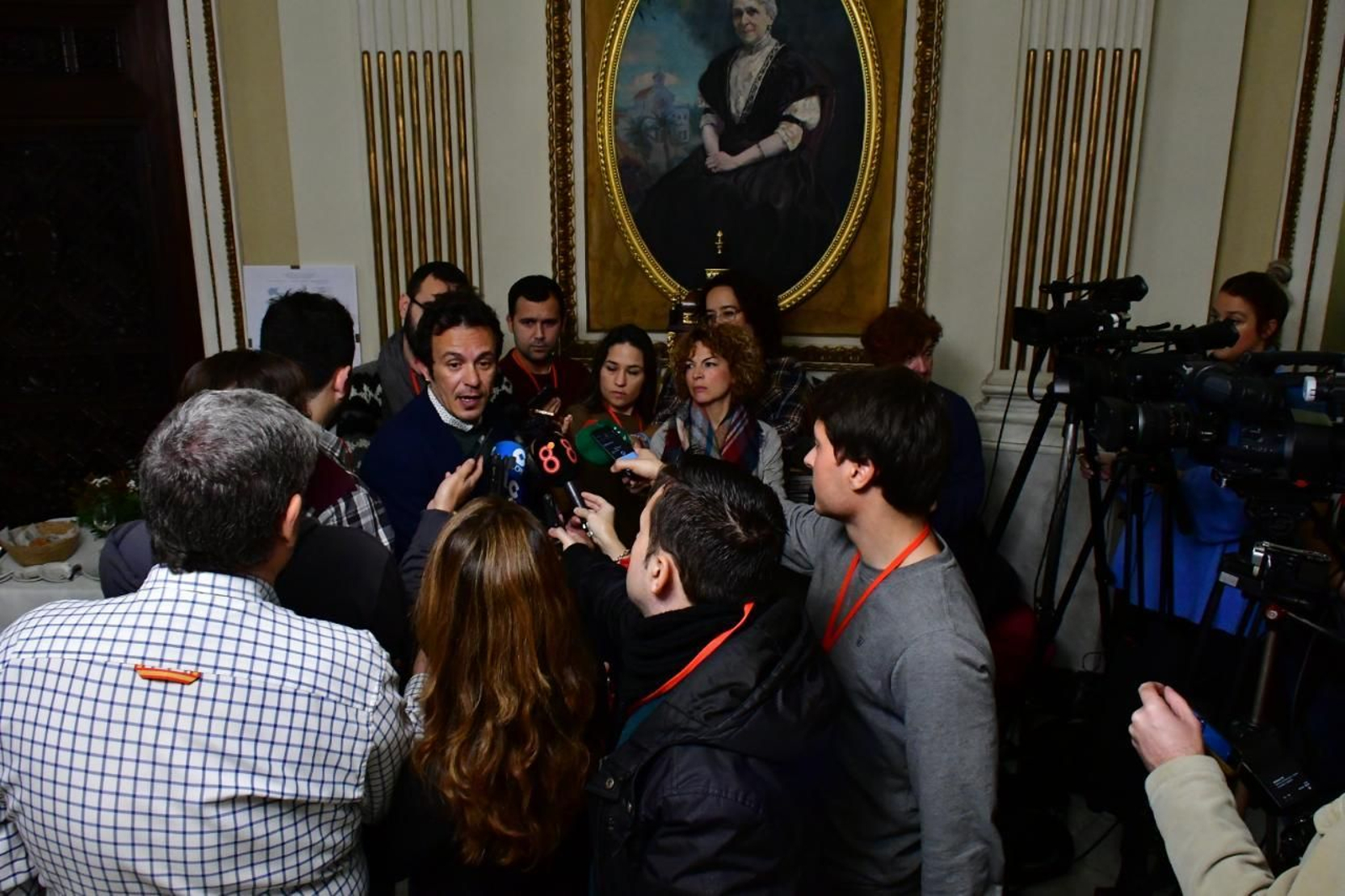 El alcalde, José María González, atiende a los medios en el despacho de Alcaldía.