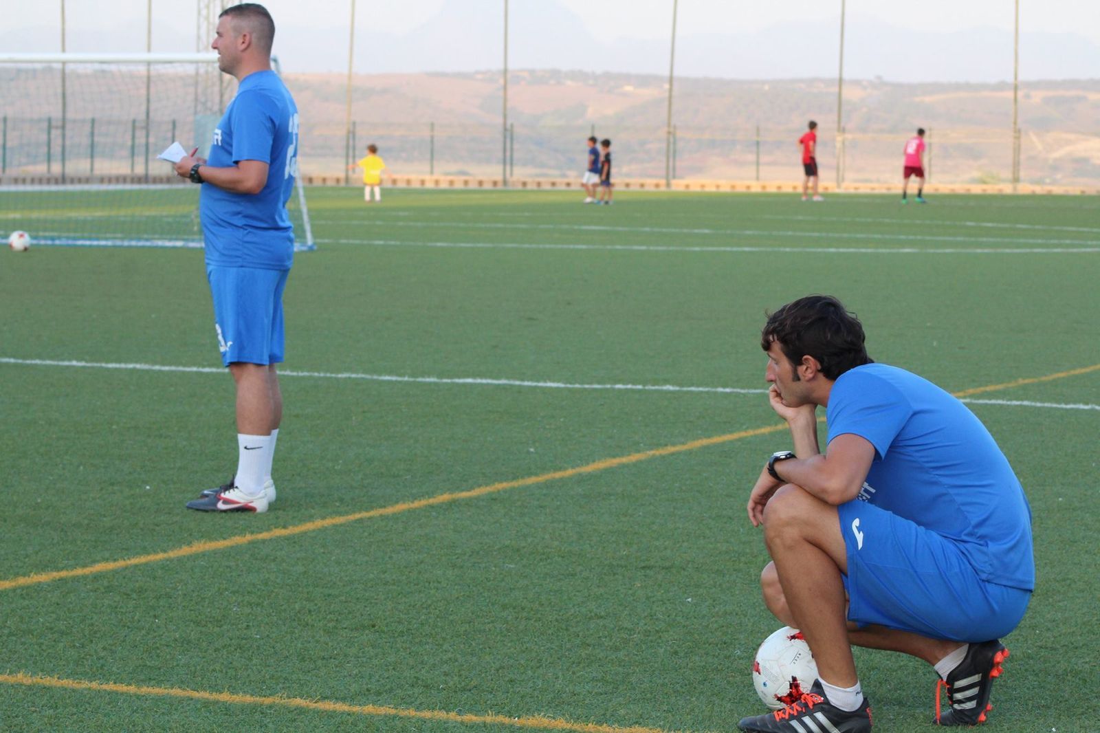 Elio Delgado (i), muy atento a un entrenamiento de esta semana junto a su ayudante Pablo Setó.