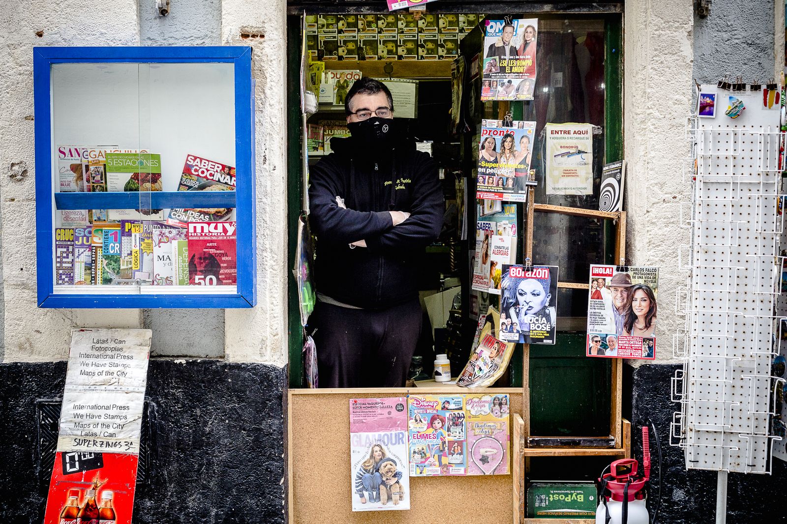 Salvador Abad a las puertas de su establecimiento; la papelería "Fábula".
