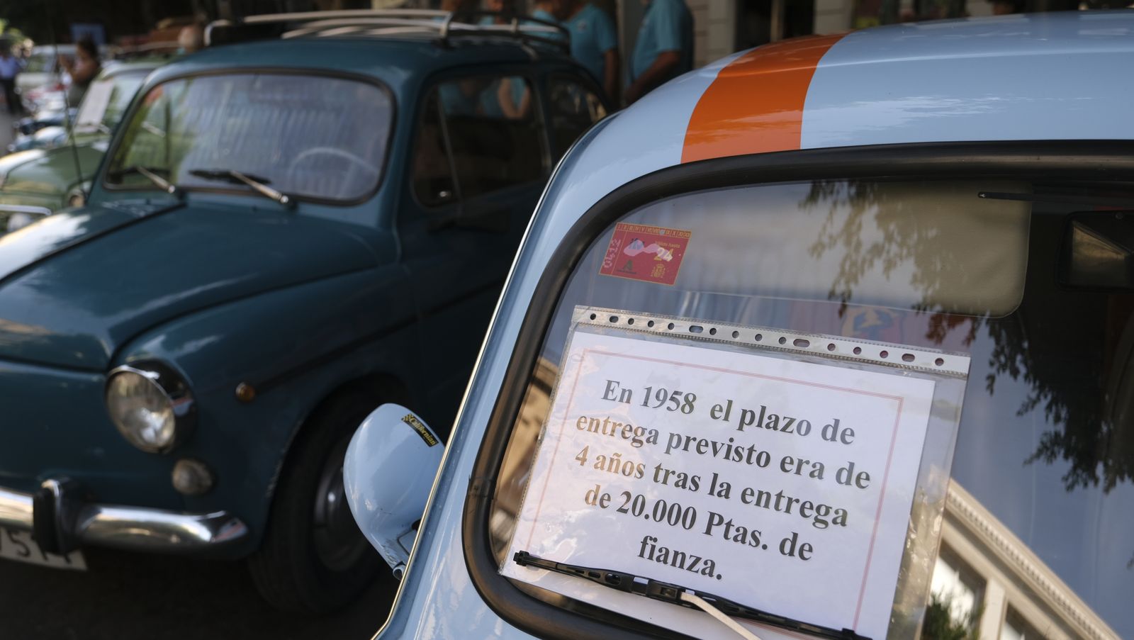 Imágenes de la exposición de Amigos del Seat 600 y Mini Cooper, en la Feria de Almería