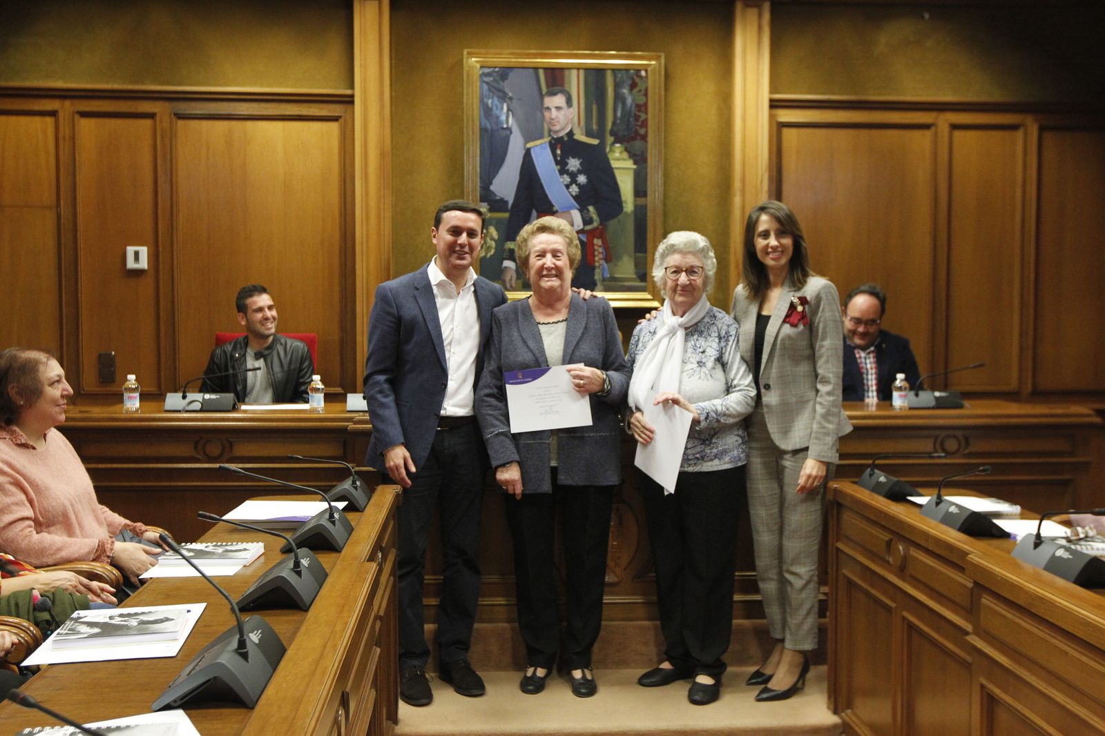 Fotogalería entrega acreditaciones Talleres Carmen de Burgos. Diputación de Almería