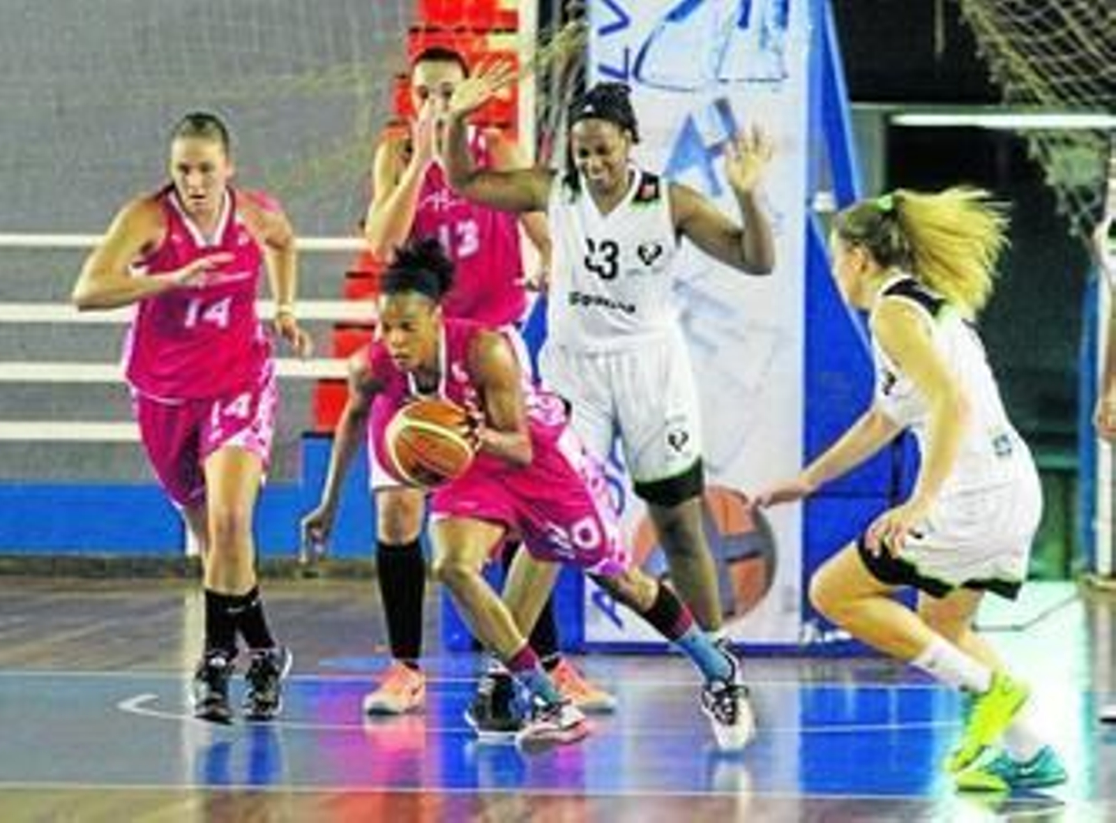 Aja Parham sale con velocidad para iniciar un contragolpe del Conquero en un partido.