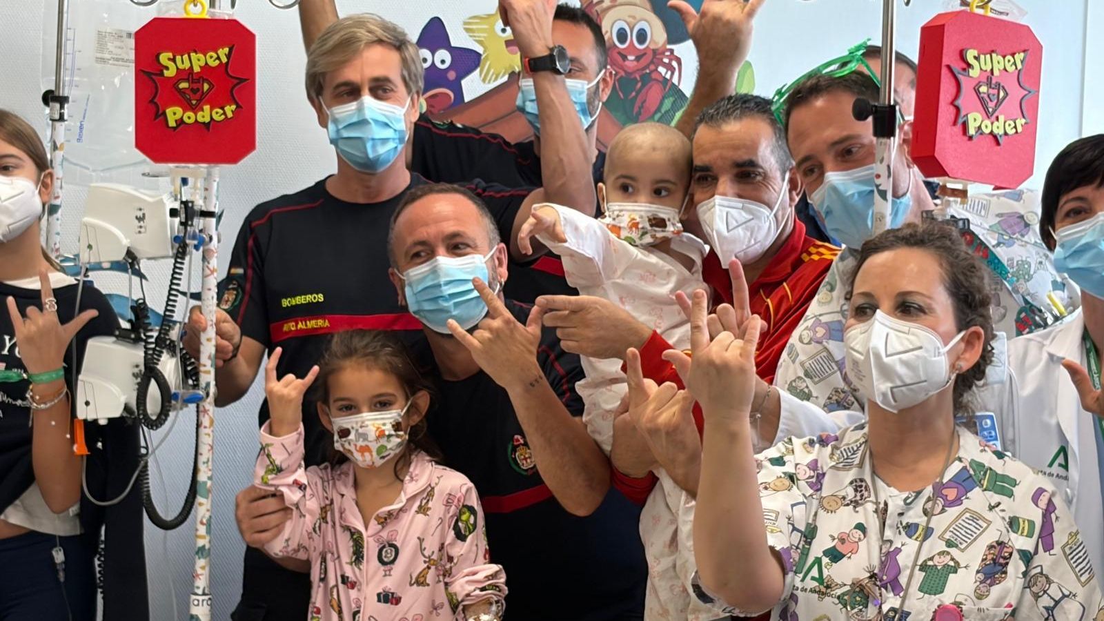 Los Bomberos de Almería han visitado a los niños de Torrecárdenas.