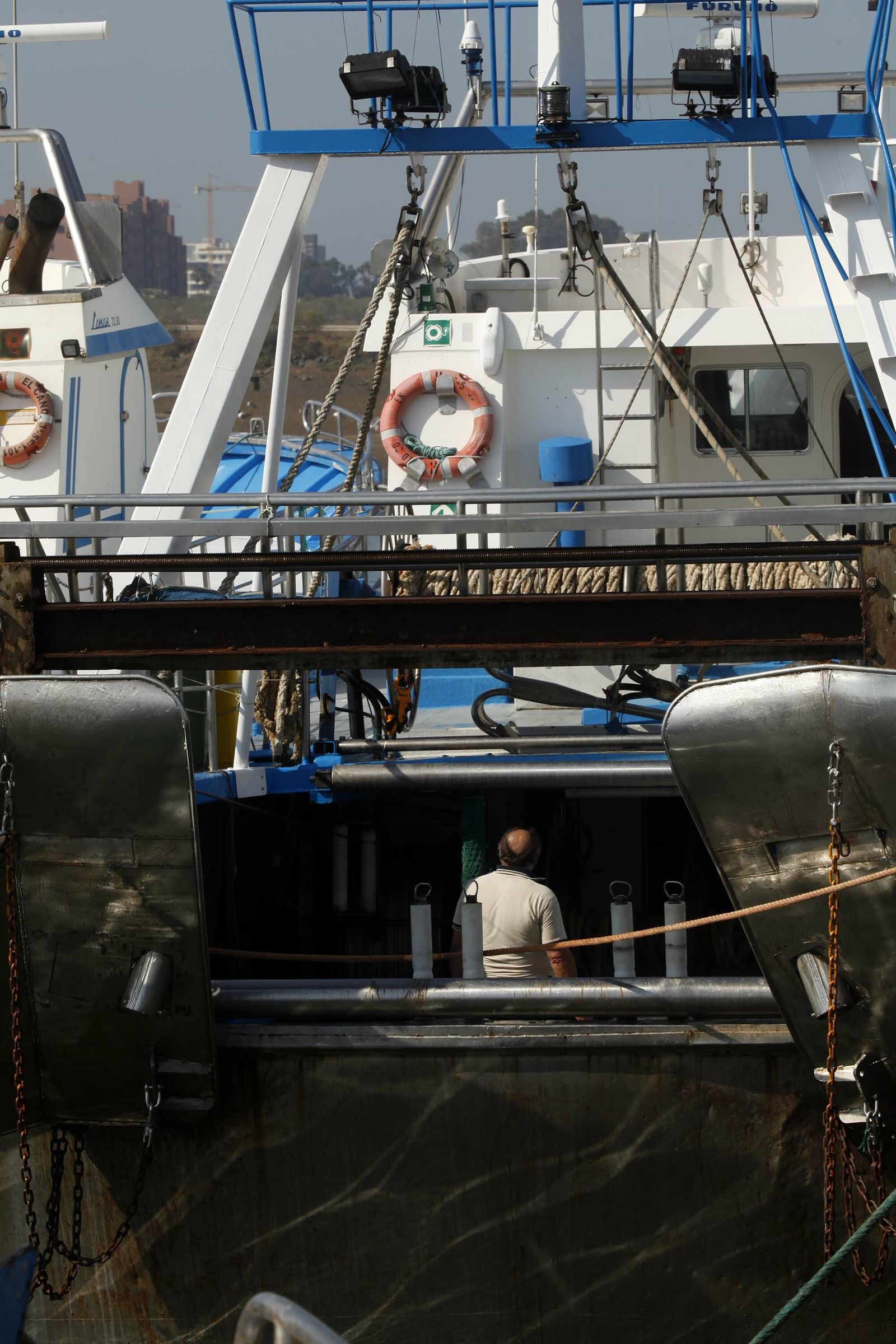 Imágenes de la flota de arrastre de Huelva en parada biológica