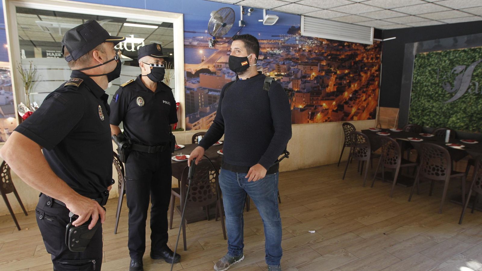 Agentes conversar con ´Gorri', el dueño del bar La Salada en El Zapillo.