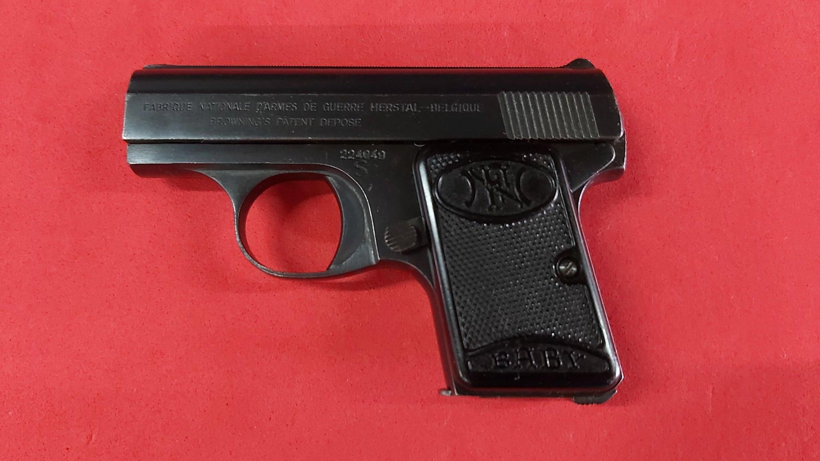Browning del calibre 6,35 como la que tenía la vecina de Cantoria detenida.
