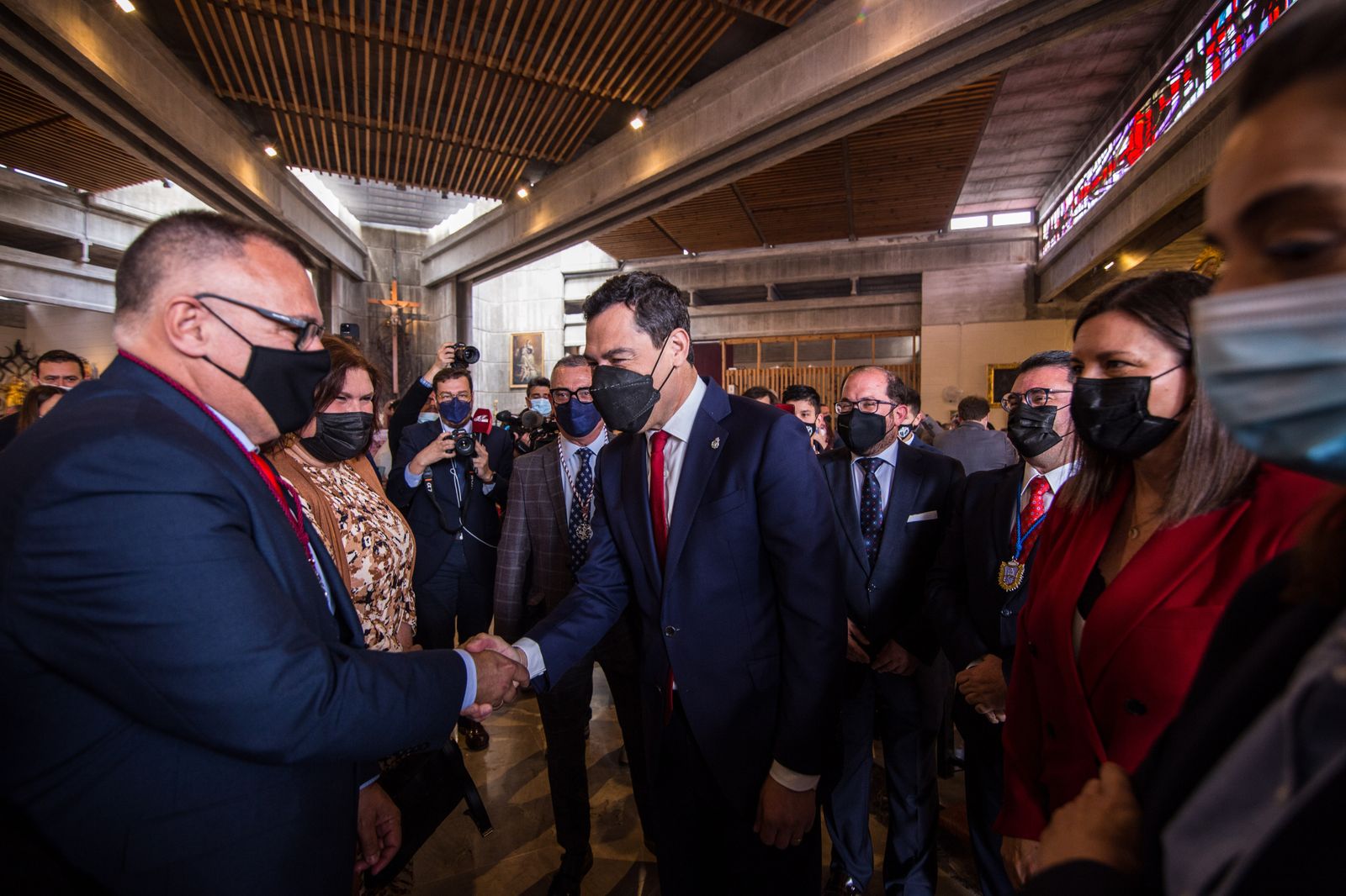 Así ha sido la visita del presidente de la Junta a las hermandades del Lunes Santo de San Fernando