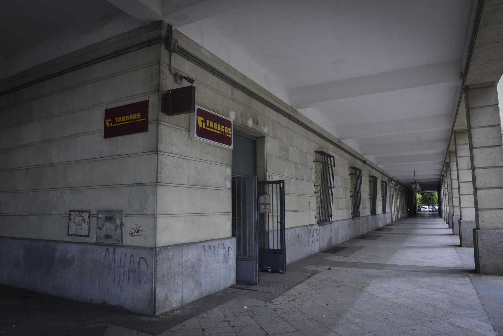 Los soportales del edificio judicial del Prado de San Sebastián, desiertos durante la alarma sanitaria
