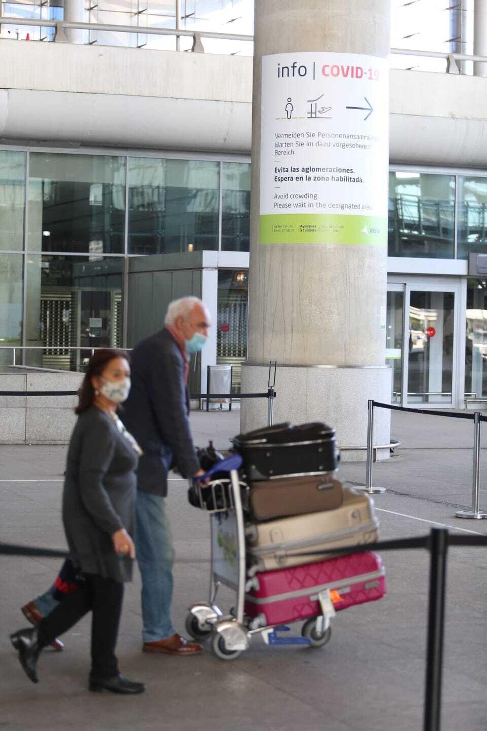 El aeropuerto de Málaga en el primer día de movilidad restringida en Andalucía.