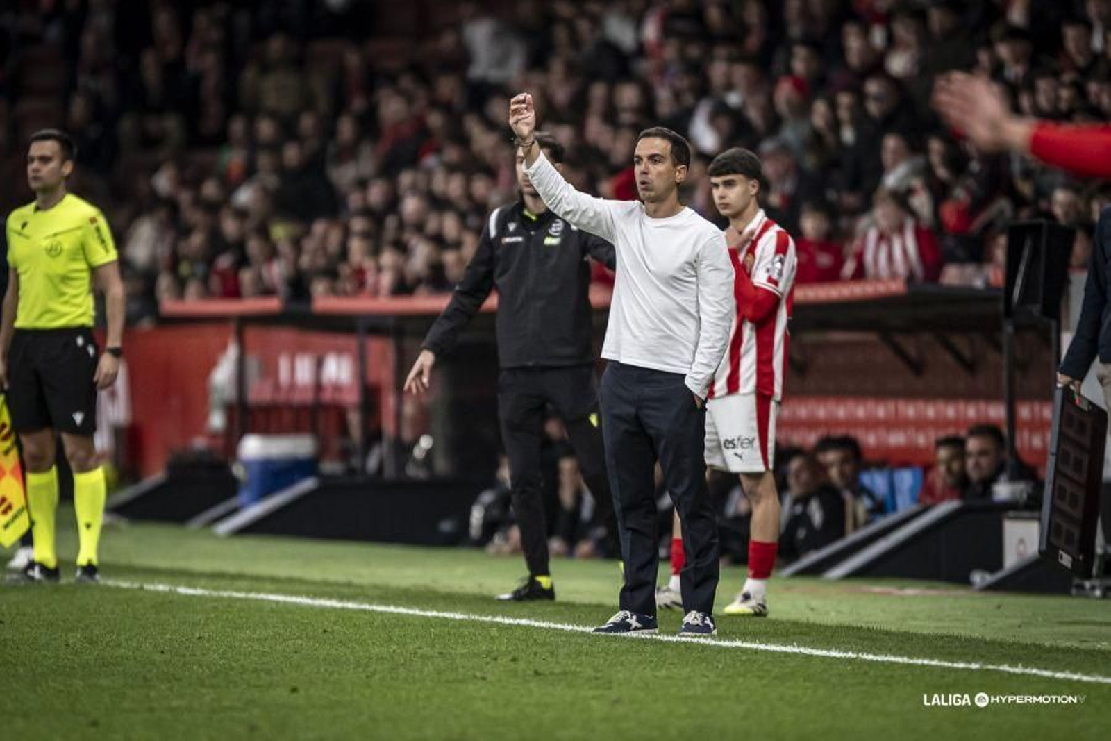 El técnico local, dando instrucciones desde su zona técnica.