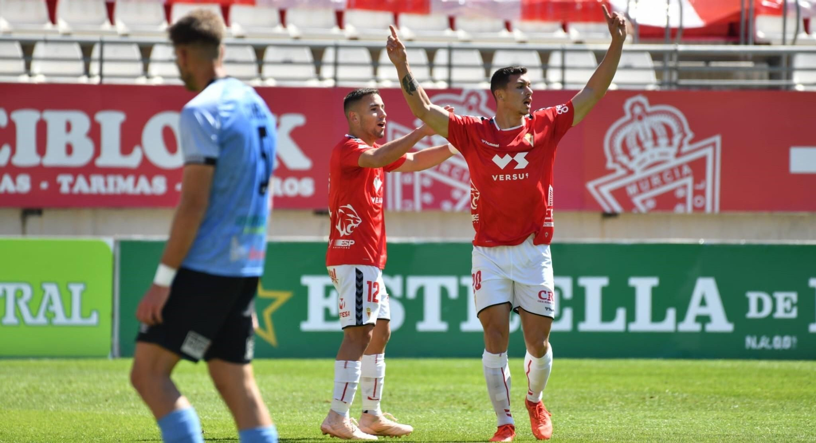 Adrián Fuentes celebra un gol con el Real Murcia.