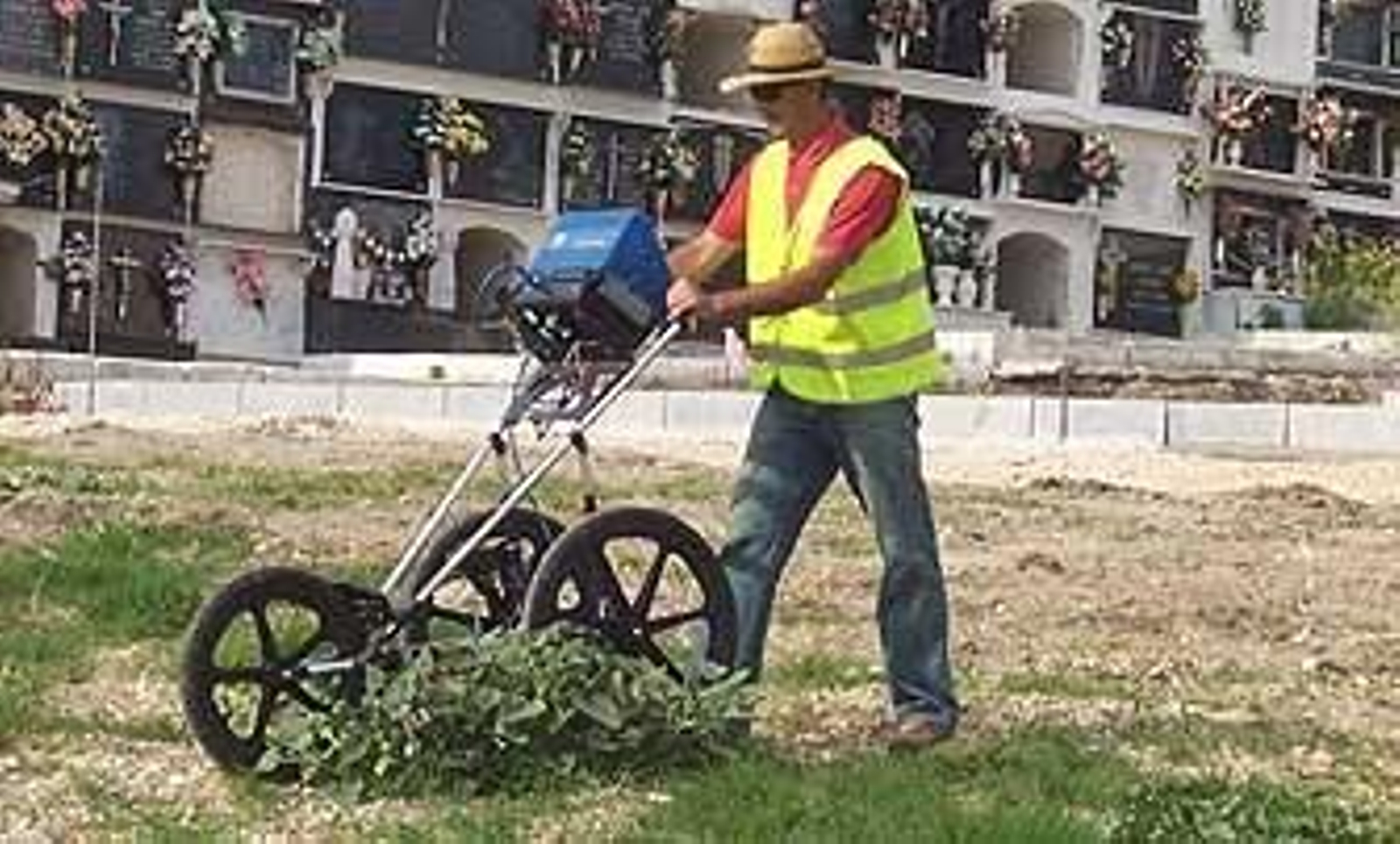 El juez Garzón ordena la apertura de la fosa común localizada en el cementerio