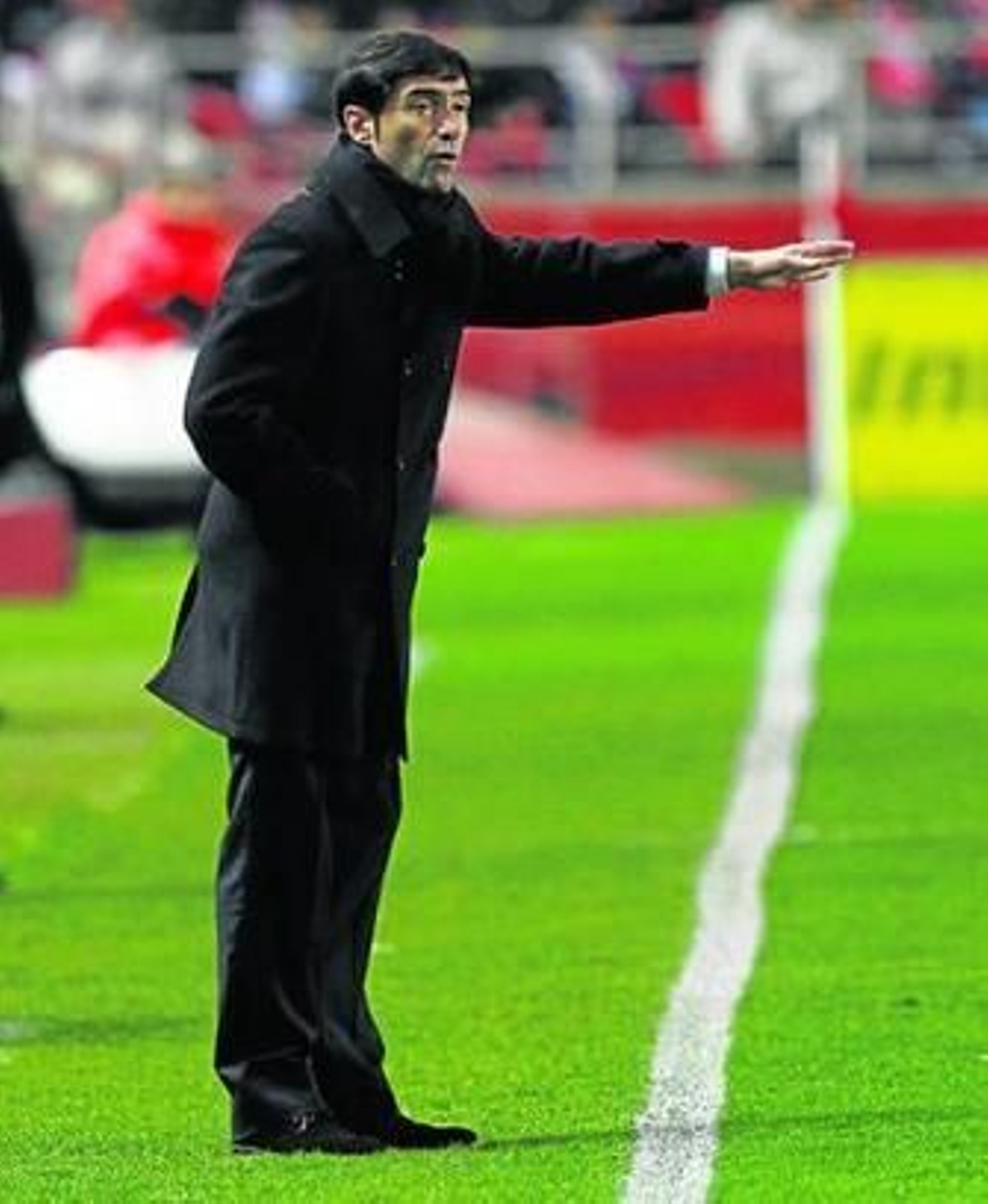 Marcelino realiza una indicación fuera de su área técnica, junto la línea de banda.
