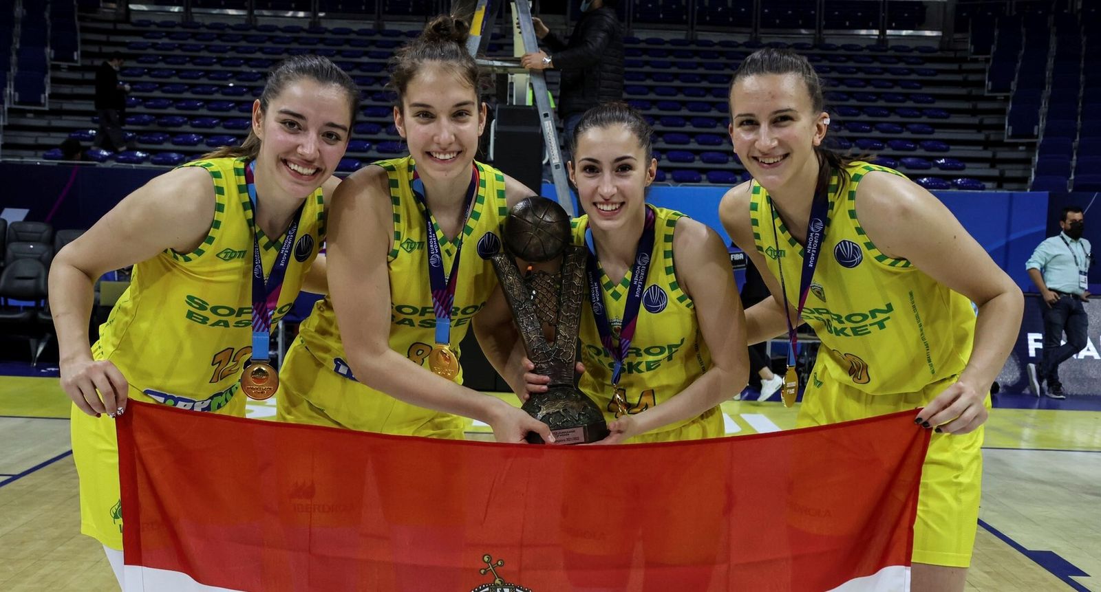 Sara Varga, la segunda por la derecha, sostiene el título de la Euroliga ganado con el Sopron.