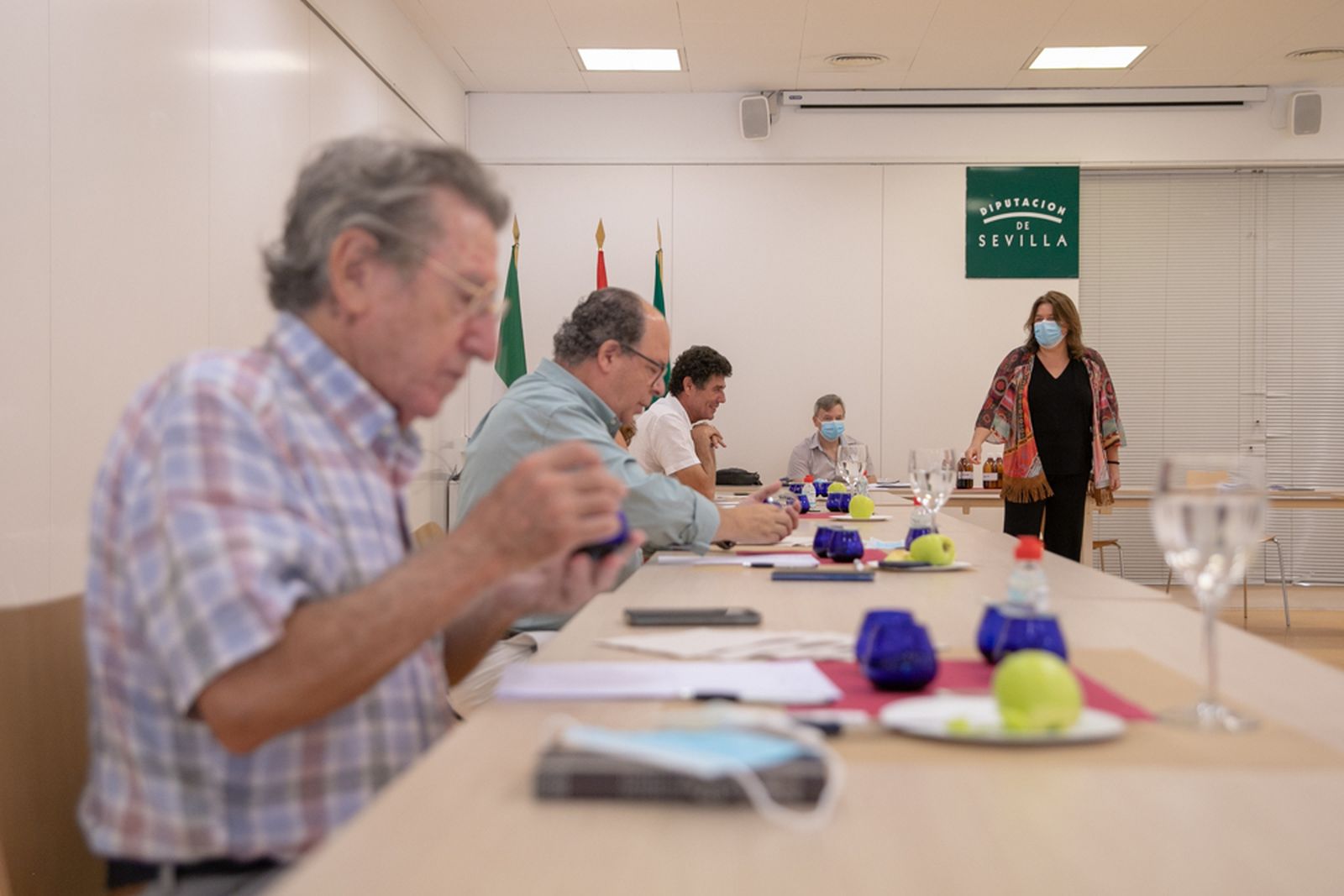 Al fondo de la imagen, la diputada Argota preside la cata de Jurado, en el que se encuentra el periodista Ezequiel Martínez..